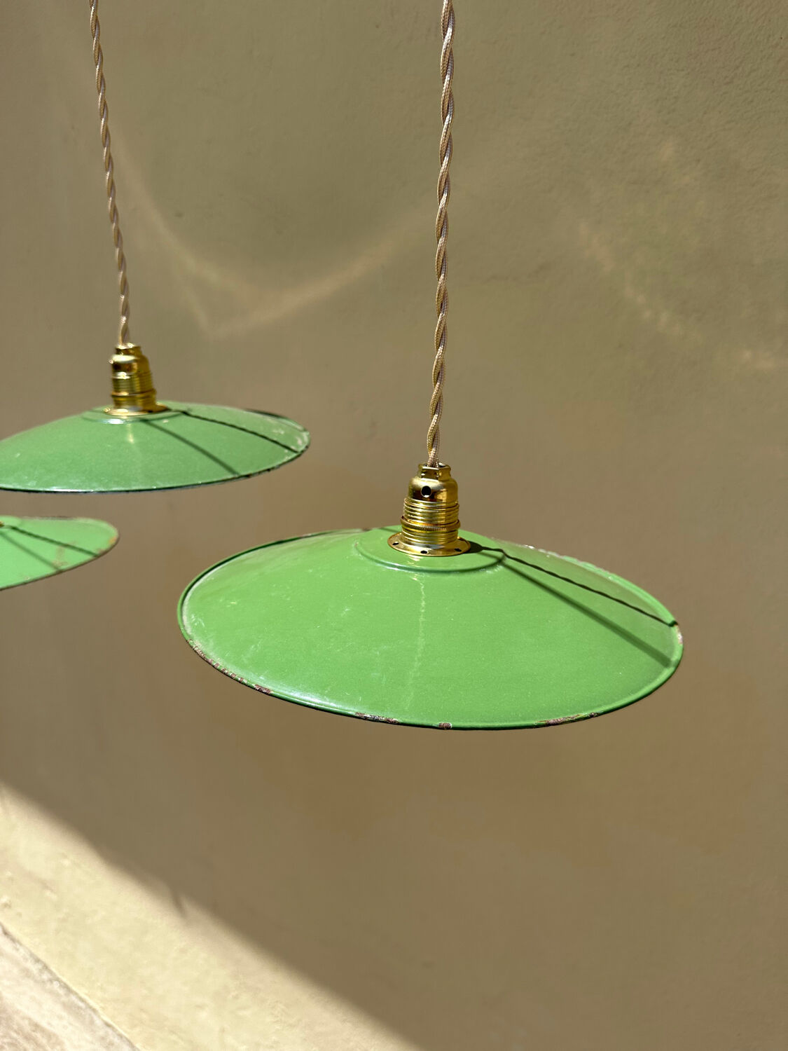Trio of vintage suspension in green and white enamelled sheet metal indus old farm
