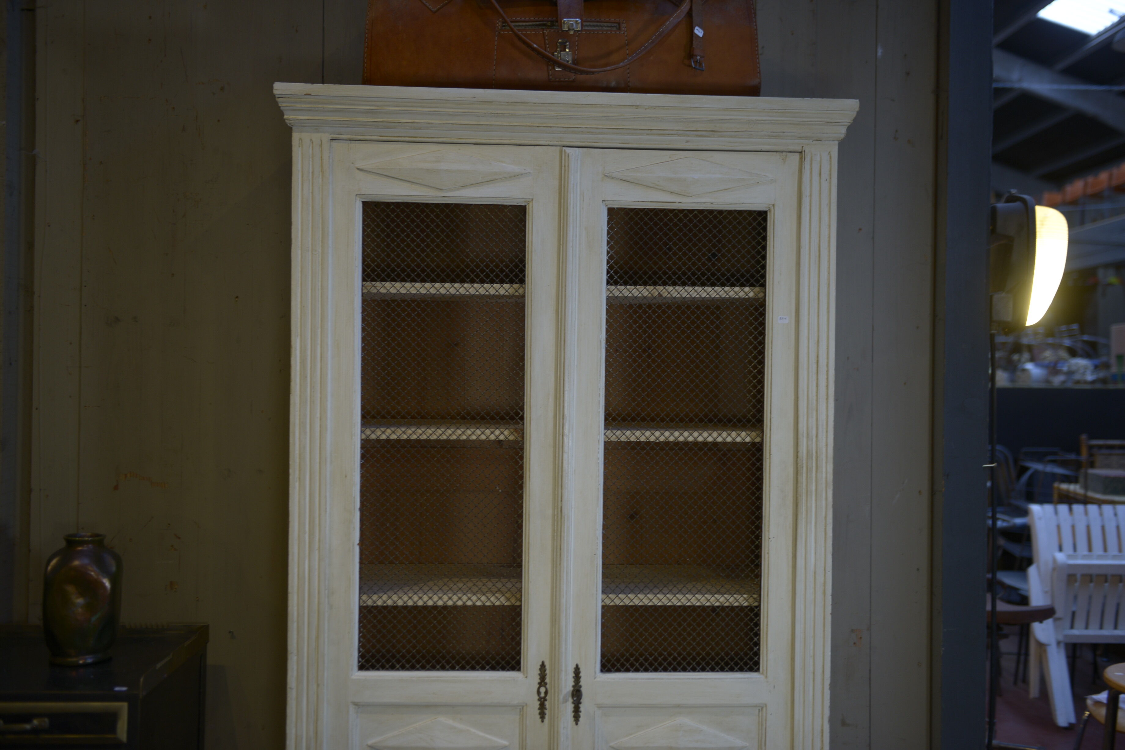 Showcase 2 doors mesh in fir 1930 patinated white