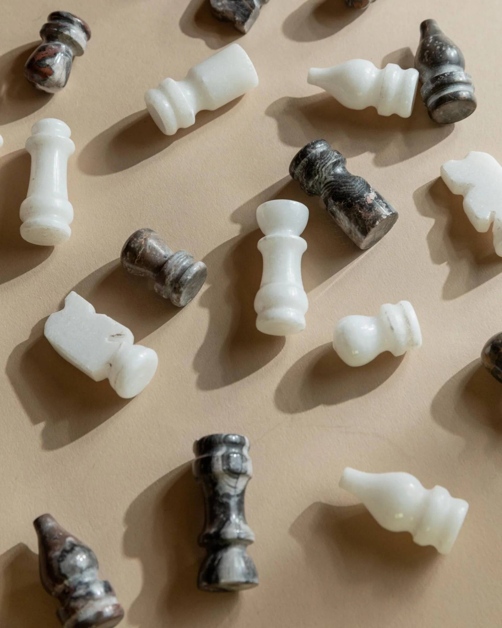 Vintage Marble Chess Set in Grey and Pink Stone – Hand-Carved Pieces, 31x31 cm Board, 1960s Italian Design