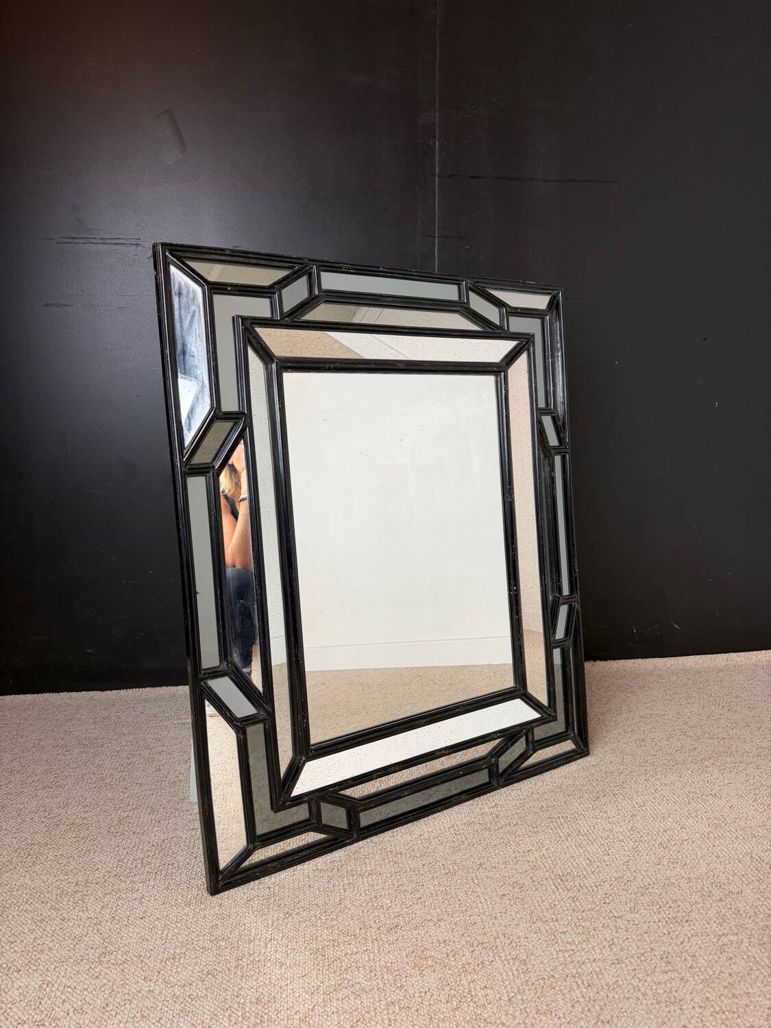 Miroir à parecloses laqué noir – Deknudt – Belgique, vers 1980