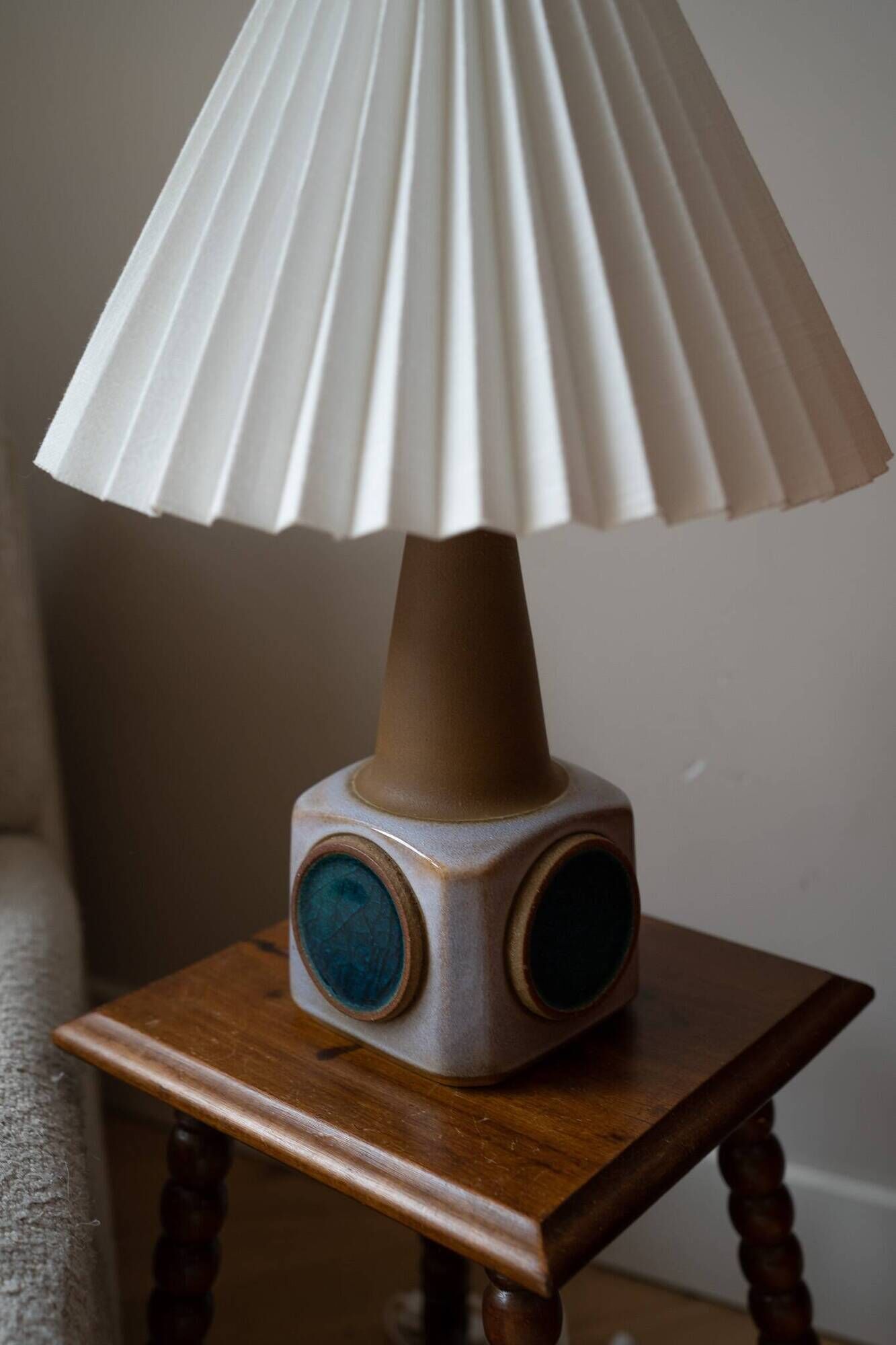 Lampe de table en céramique danoise beige/ lilas/ bleu