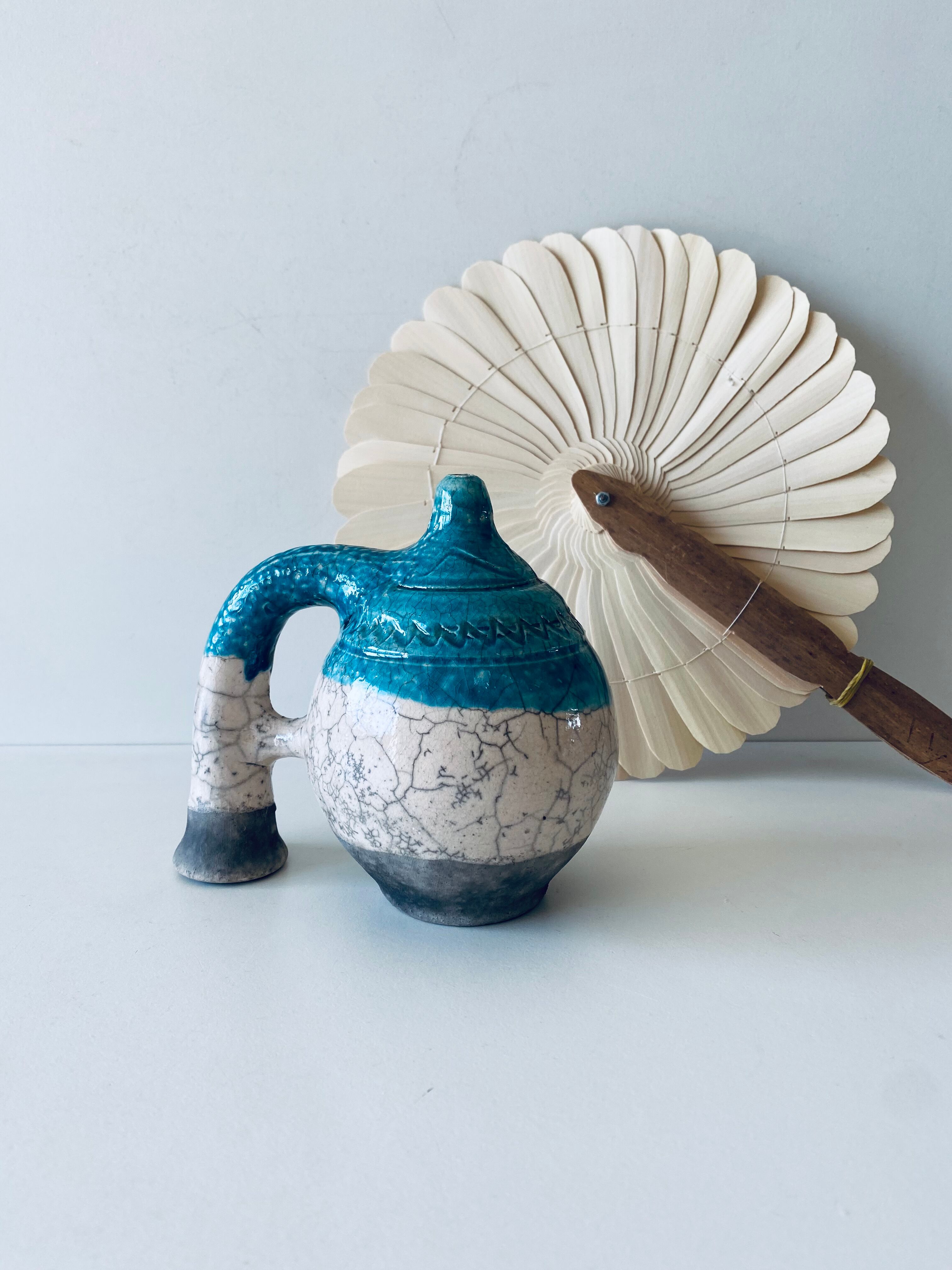 Poterie en terre cuite émaillée bleu et crème
