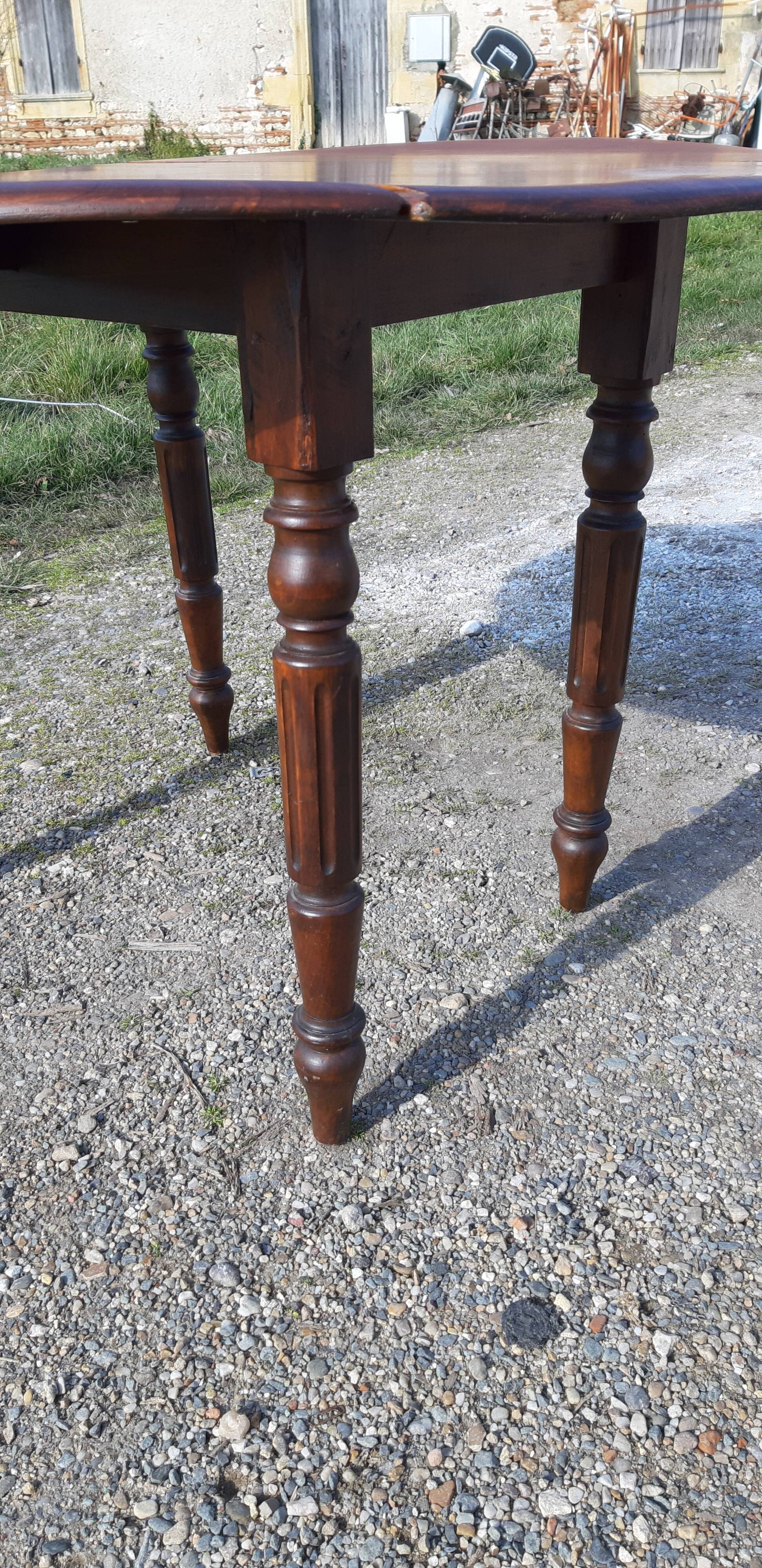 Round table in pine , with flaps