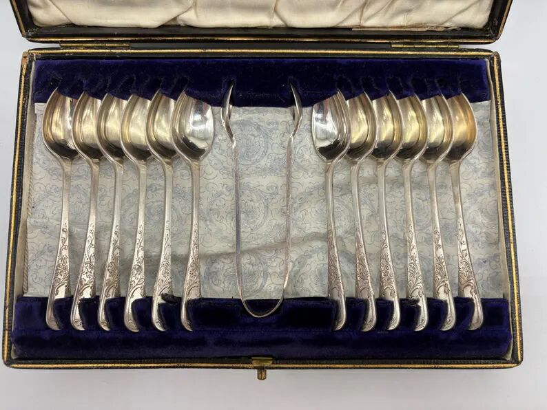 Service of 12 silver-plated metal coffee spoons with tongs and box from around 1900.