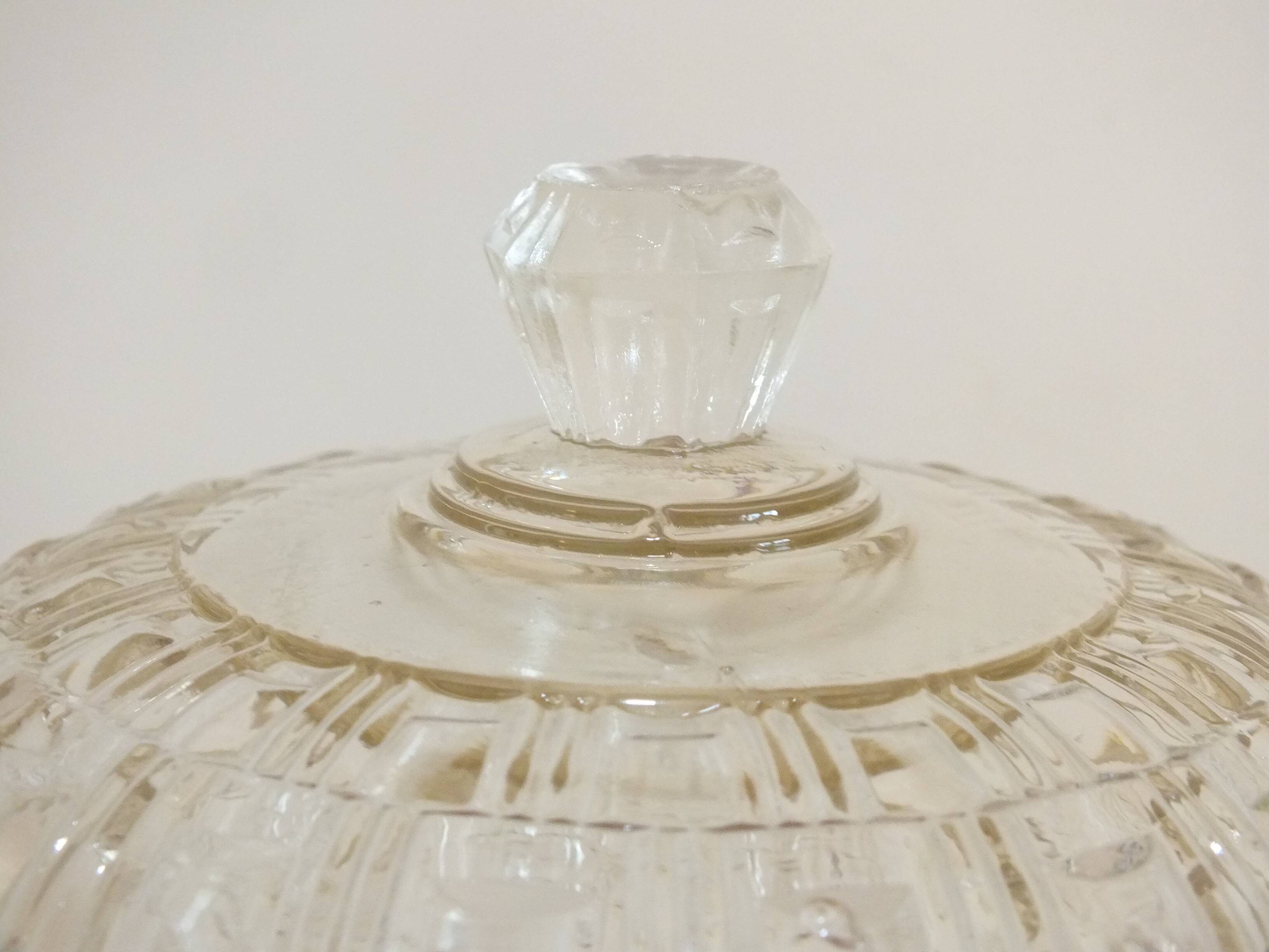 Butter or cheese bell in molded glass and wooden tray