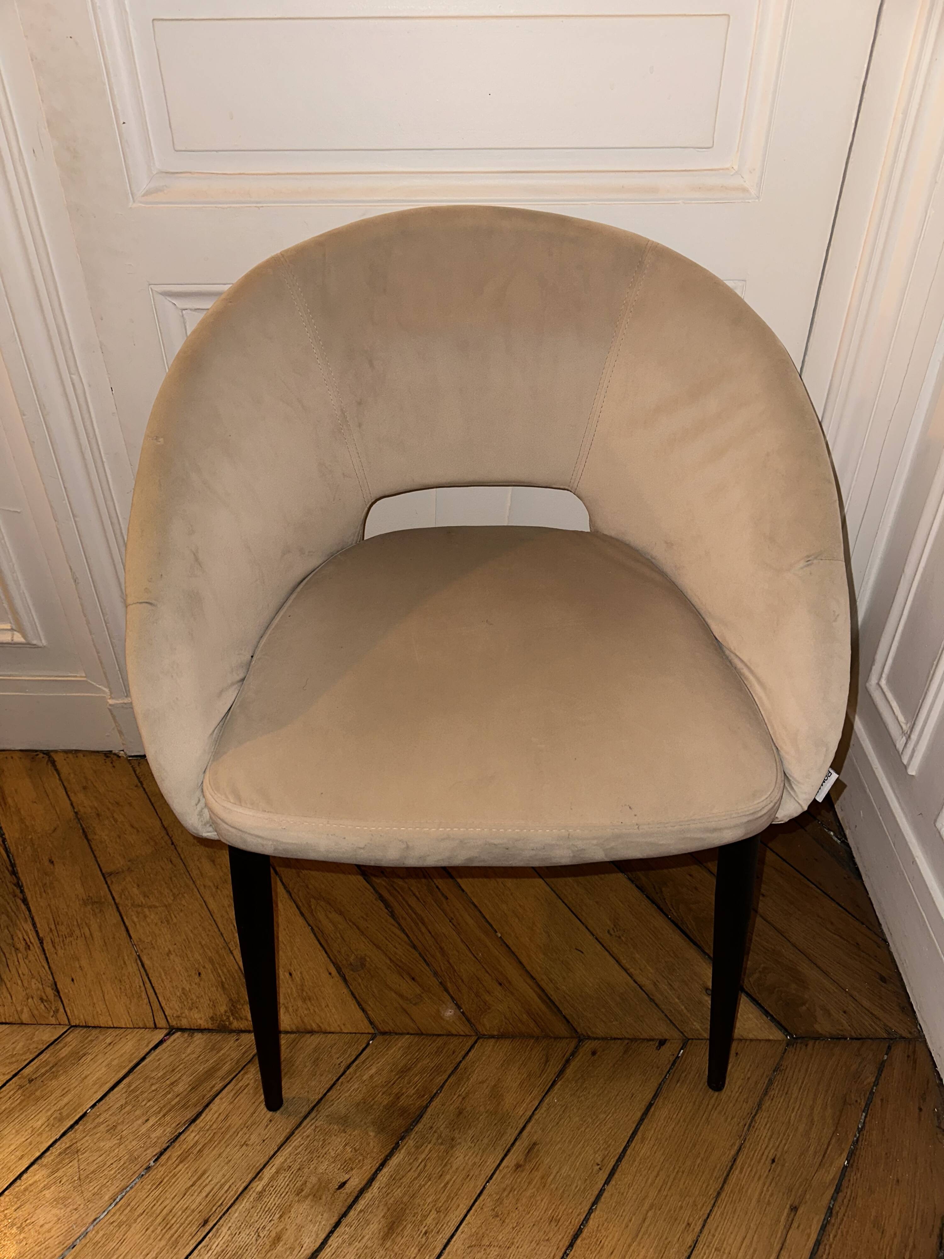 Syrah beige velvet chair - pomax