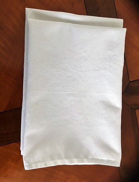 Two old linen damascenen towels in white color