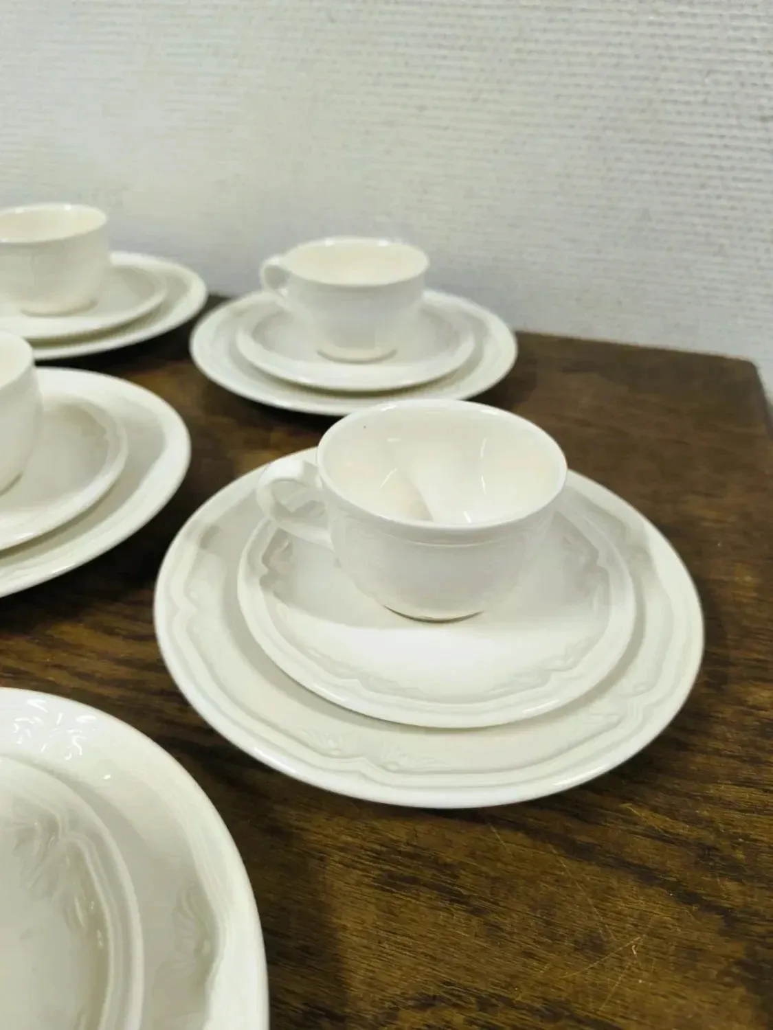 Set of 9 Villeroy and Boch Cortina mugs.