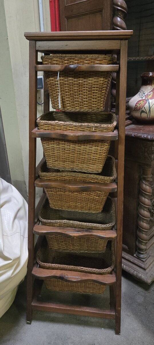 Meuble de rangement rustique en bois massif avec paniers en osier / vintage XXeme siecle