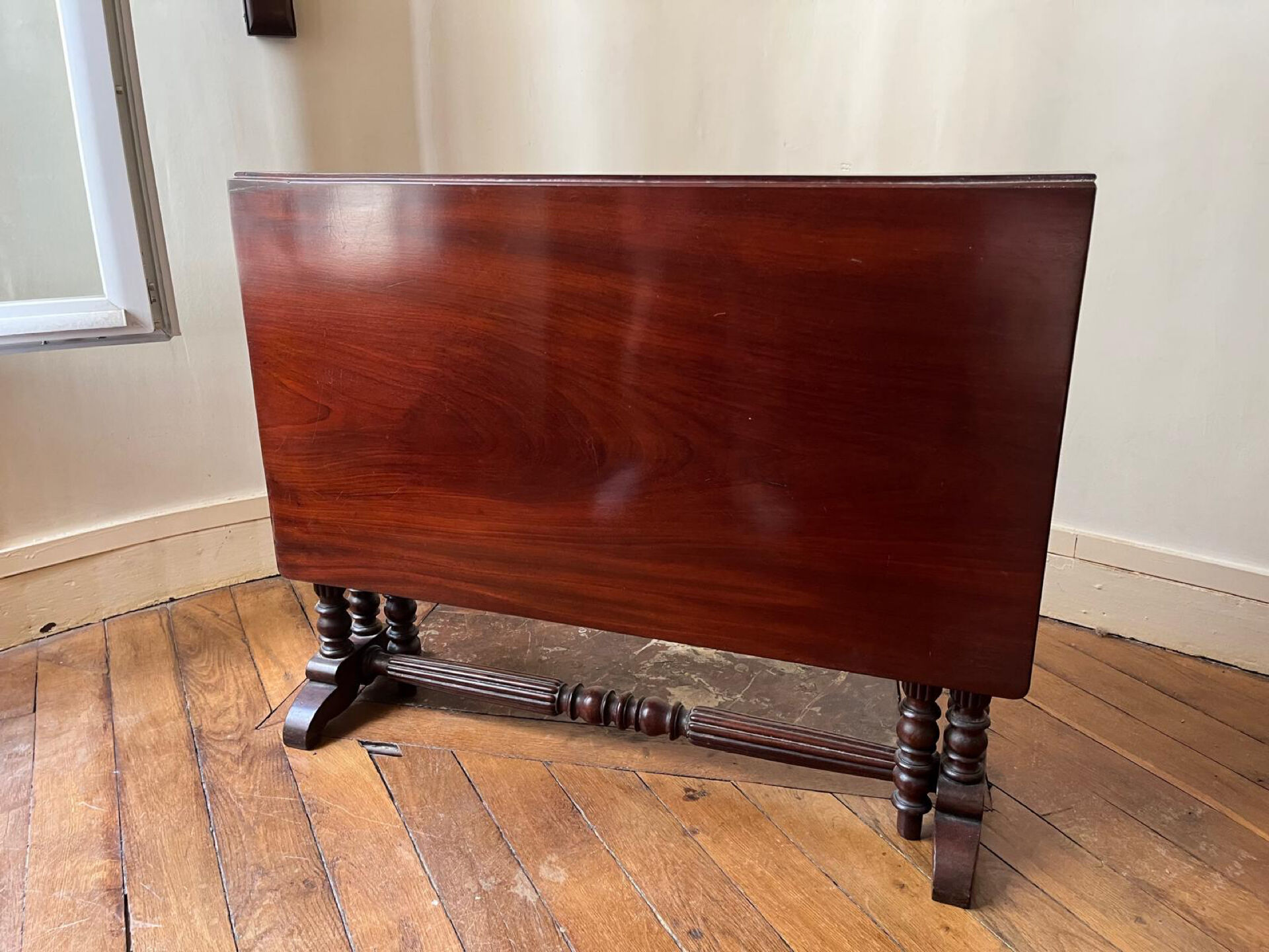 Drop-leaf table in solid mahogany — Restoration style, double column c