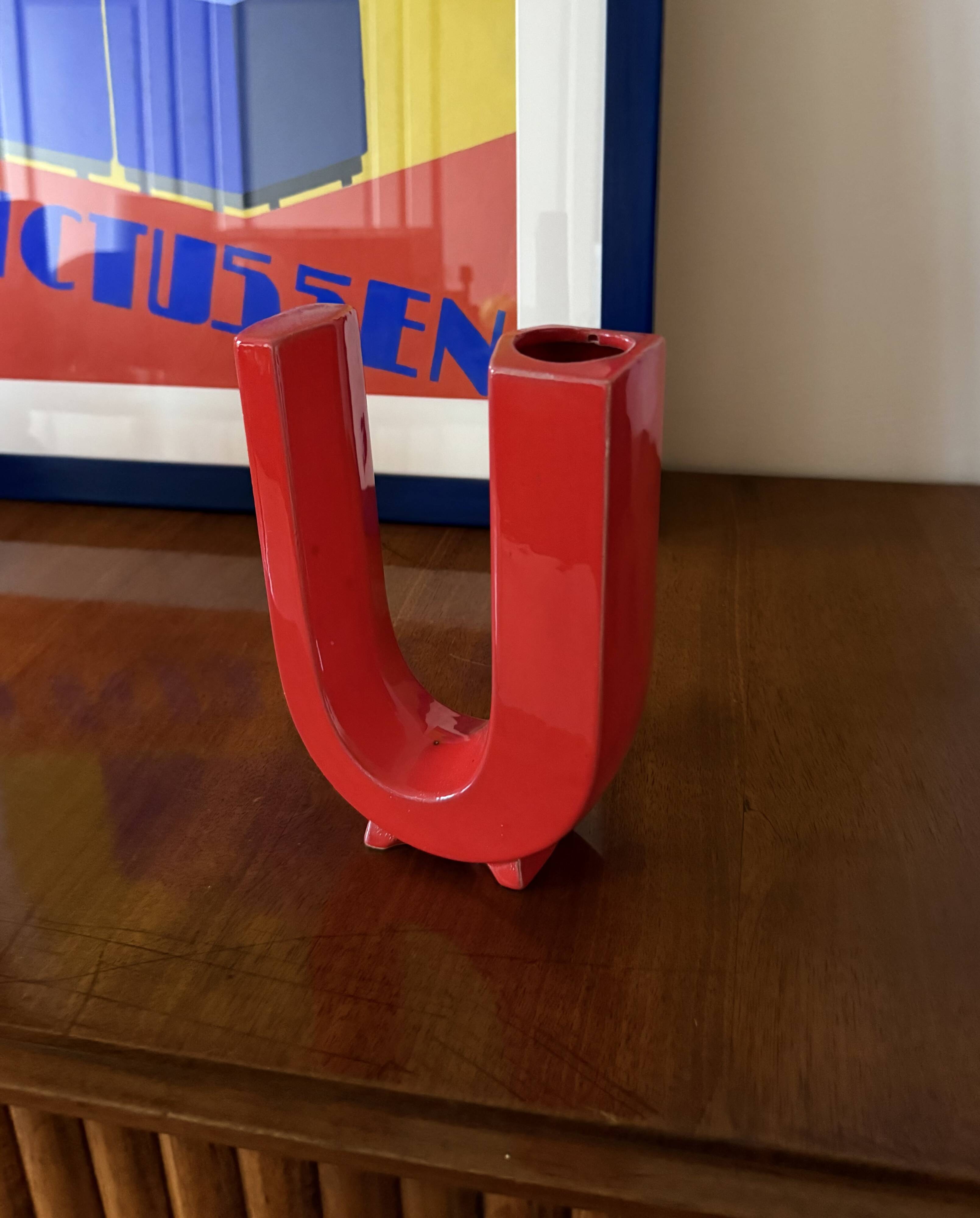 Space age red U letter ceramic solifleur vase, Marcel Radureau Francia 1970