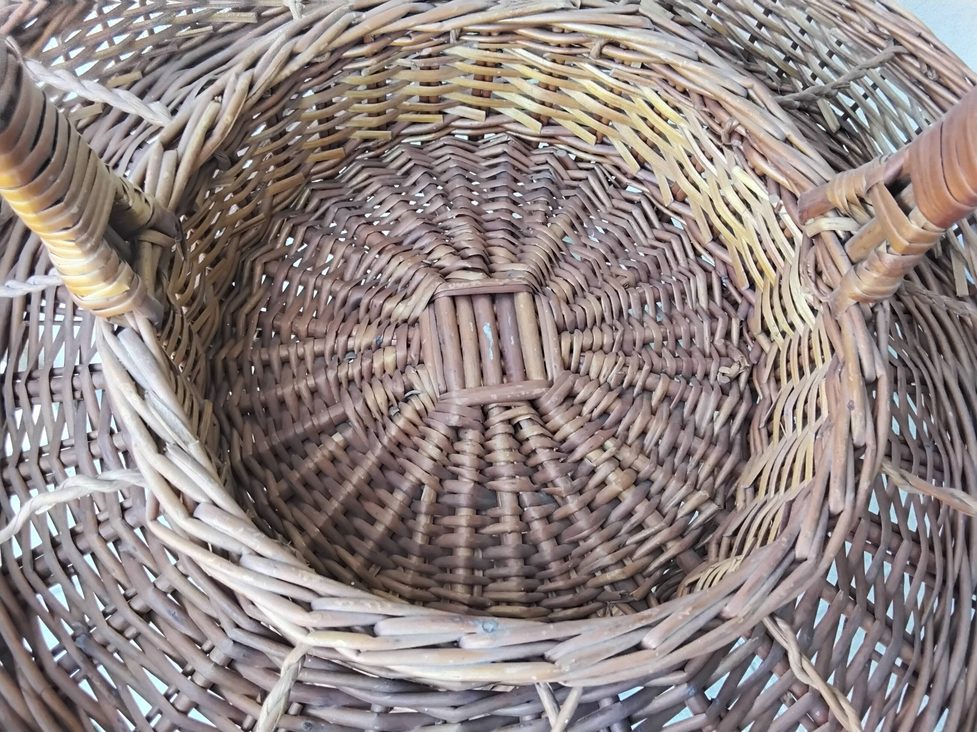Portable wicker bar