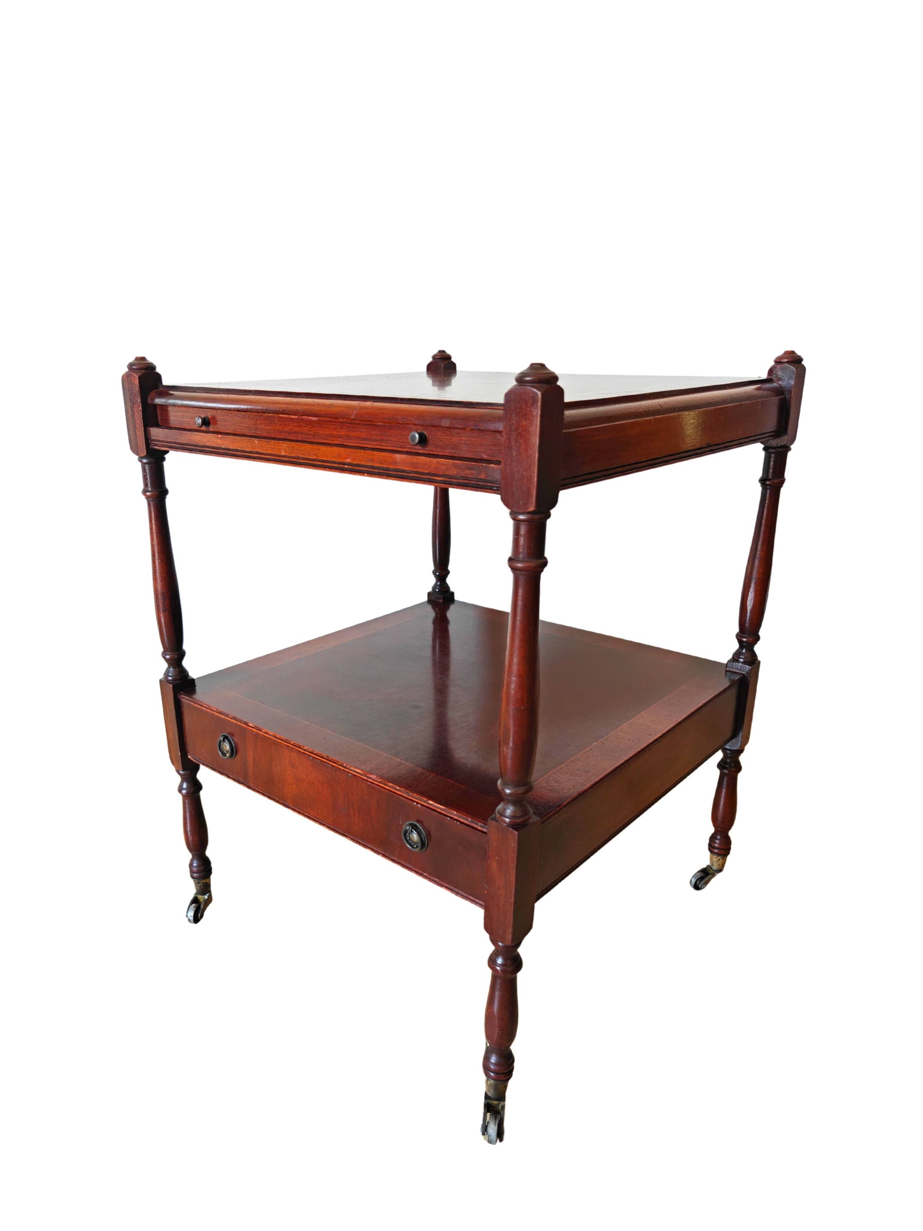 Table d'appoint en if par Bradley England