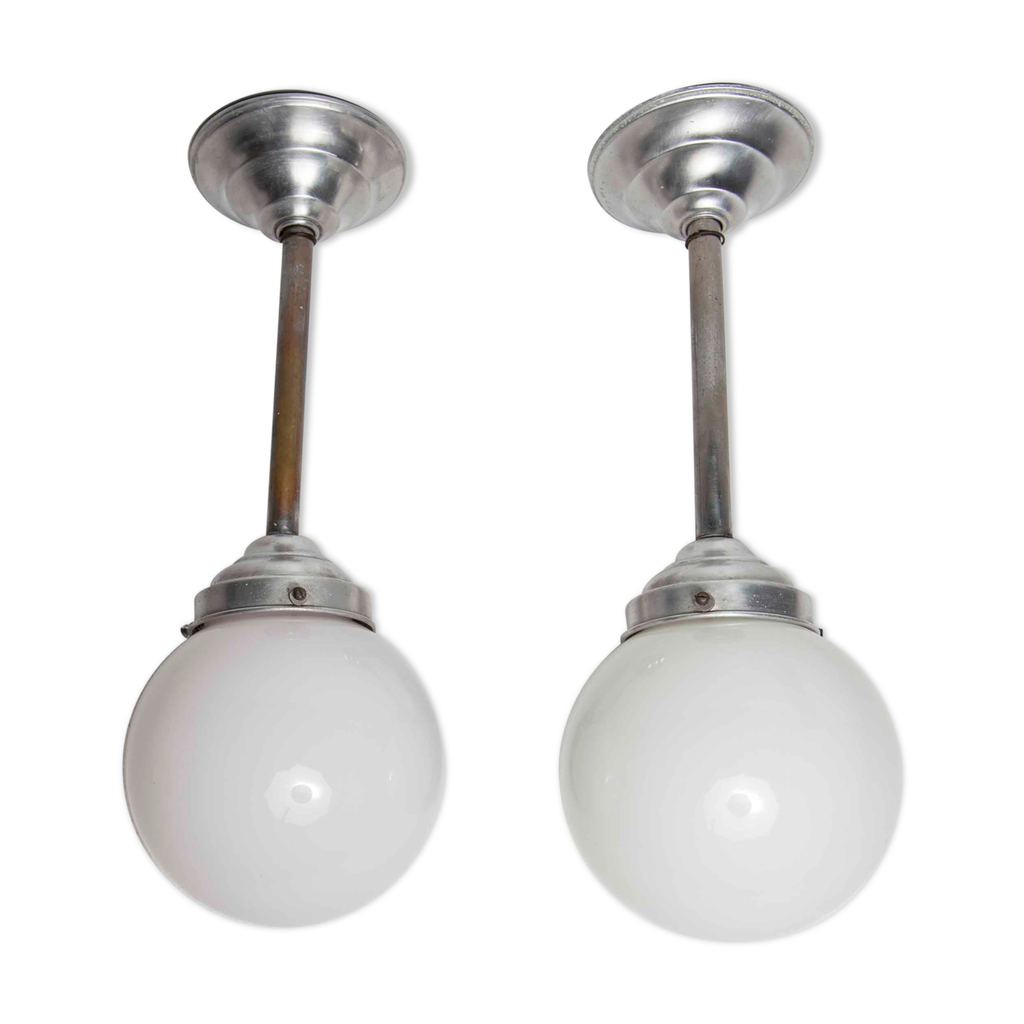 Paire de plafonnier boule 1950 chrome et opaline blanche
