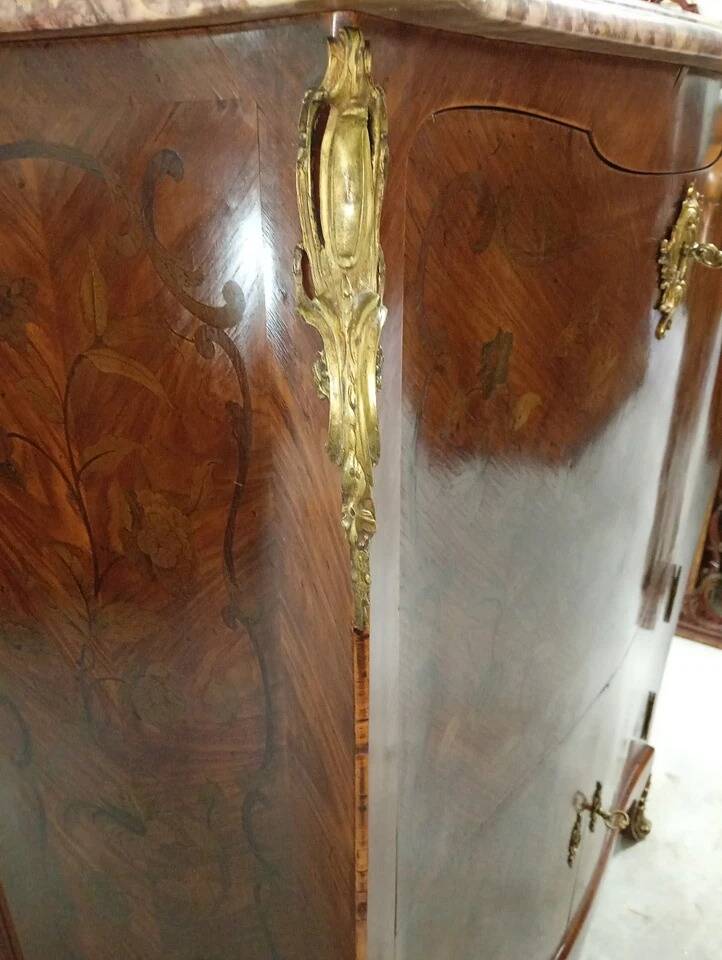 Important Louis XV secretary, in floral marquetry and rich.