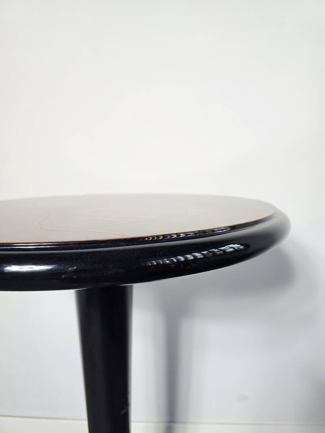 Table d'appoint en noyer et bois ébène de style Art Déco