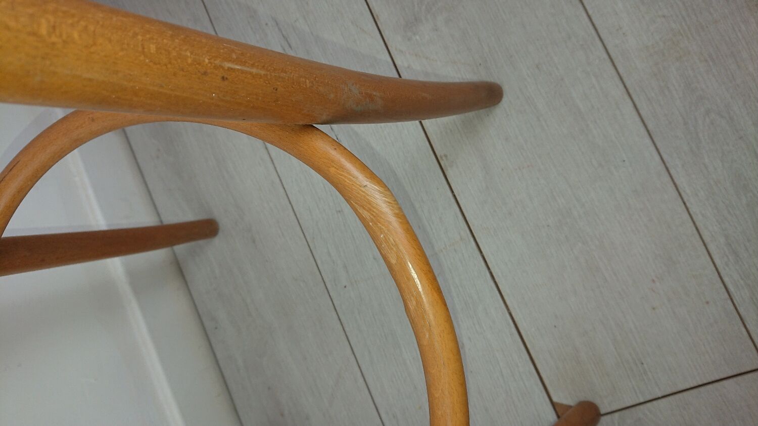 Stunt and curved wood bar stool