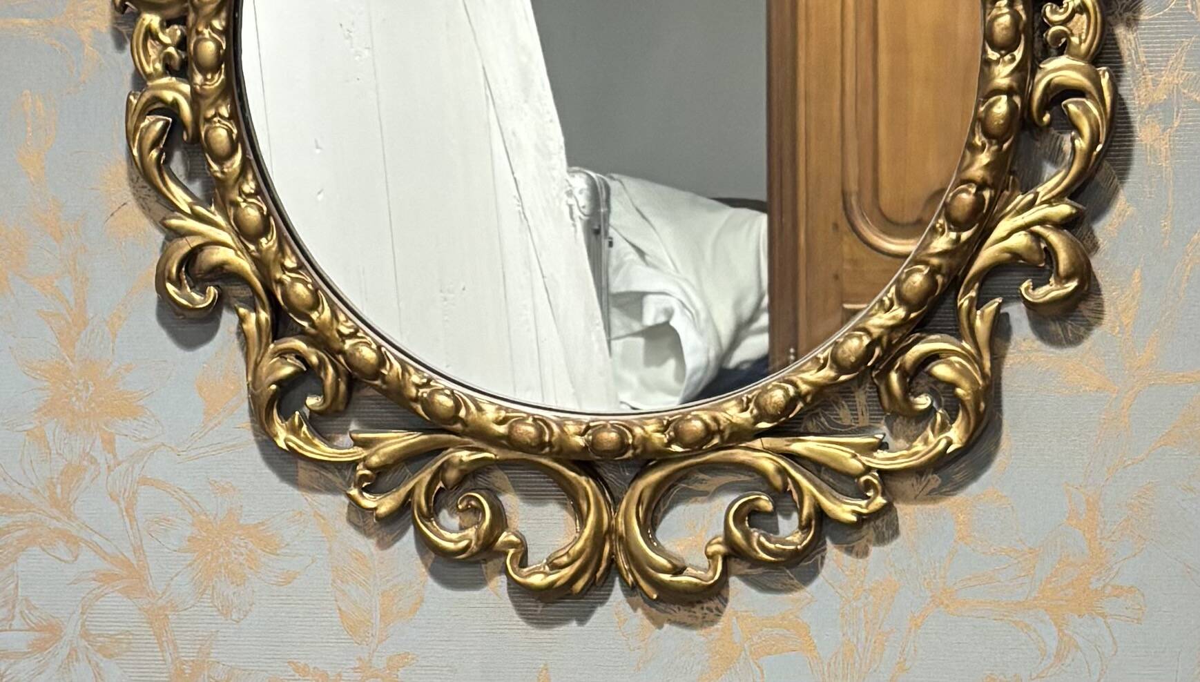 Vintage Round Wall Mirror Ornate Gold Rococo – Elegant 20th Century Piece