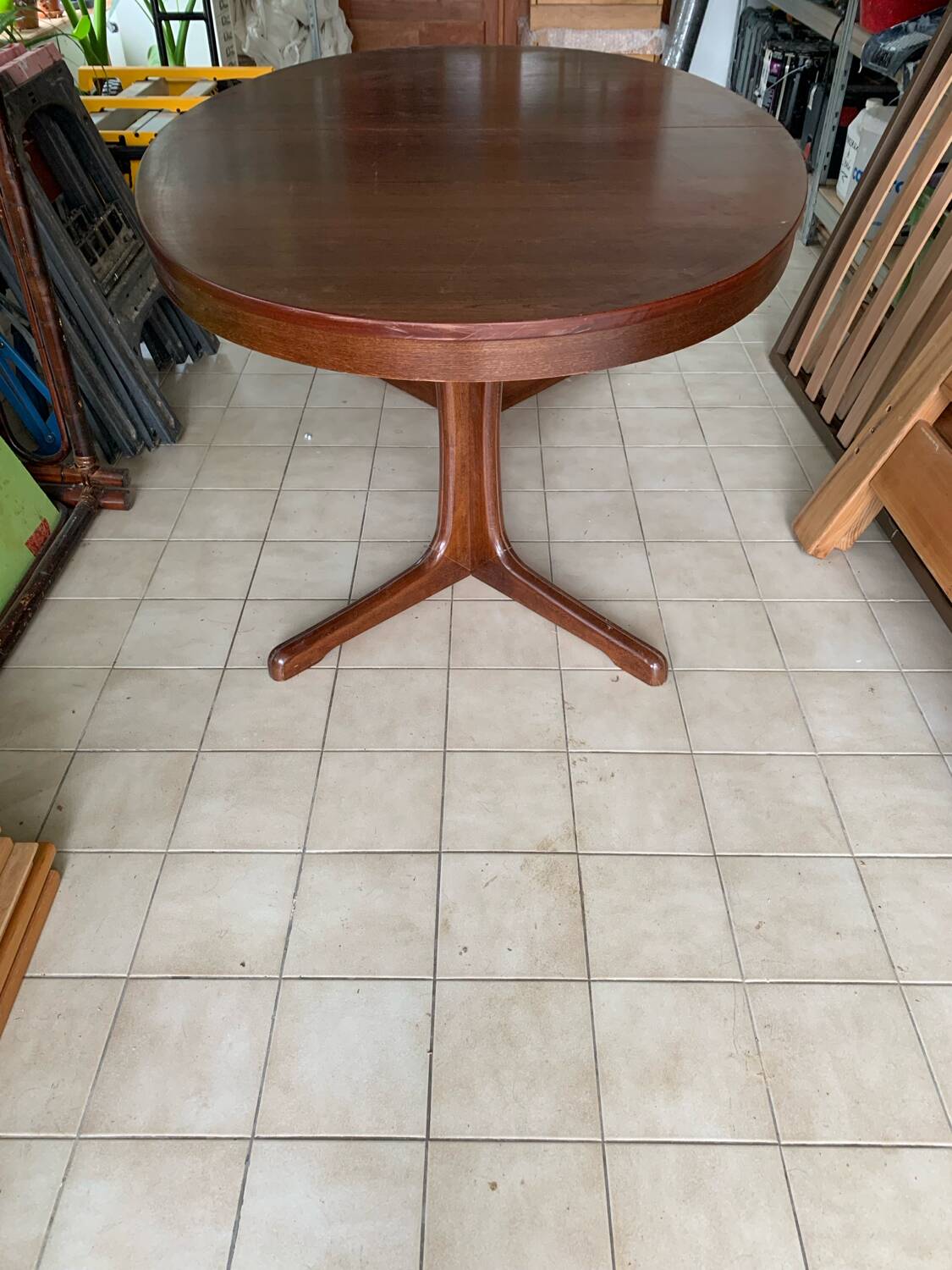 Baumann oval table with extensions
