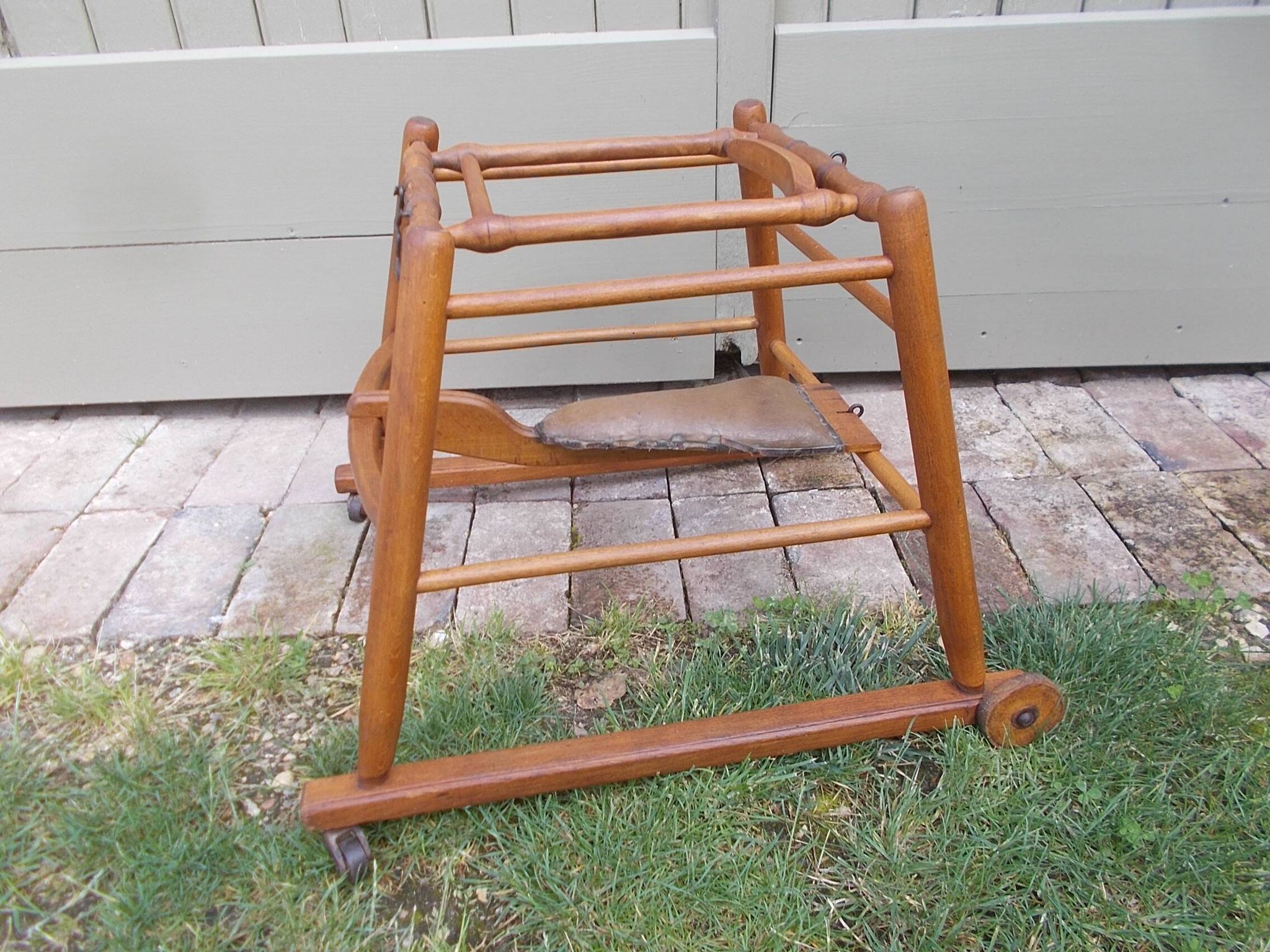 Ancienne chaise haute pour enfant Luterma