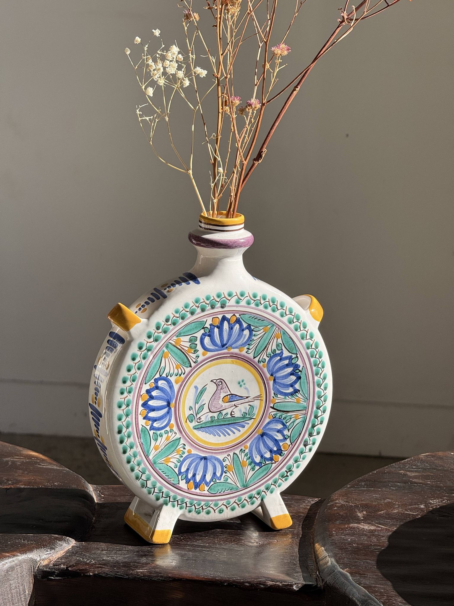 Vintage flat plate in white Modra earthenware, hand-painted.