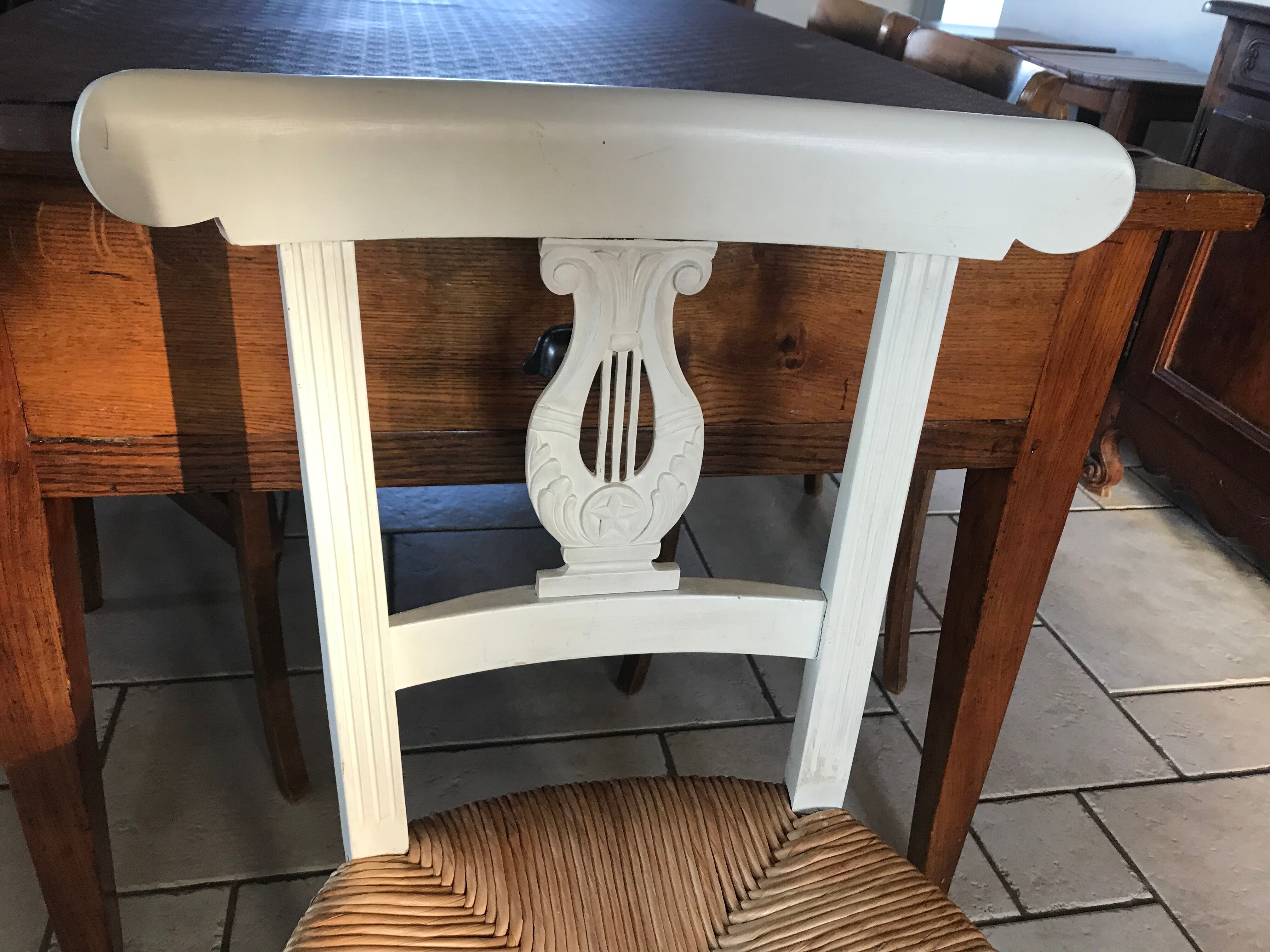 Lyre-backed mulched chair