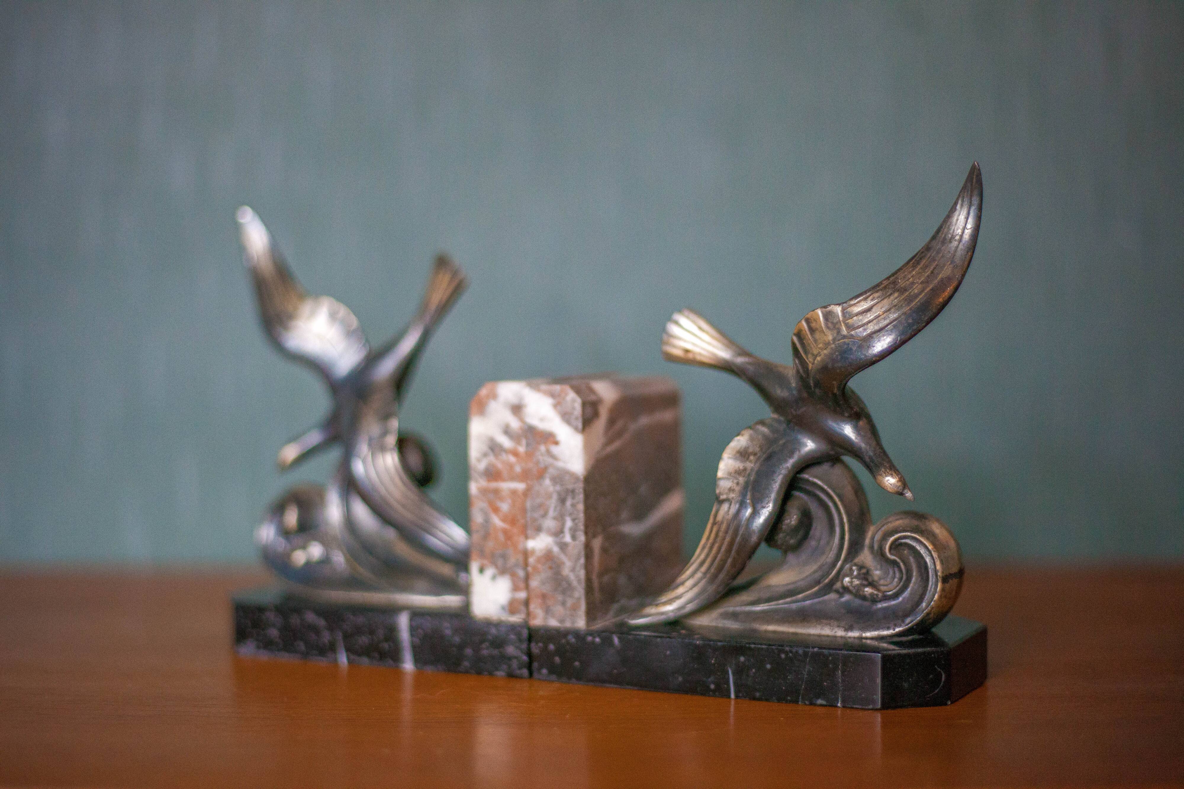 Pair of art deco seagull bookends in regulates and marble, bookcase, desk
