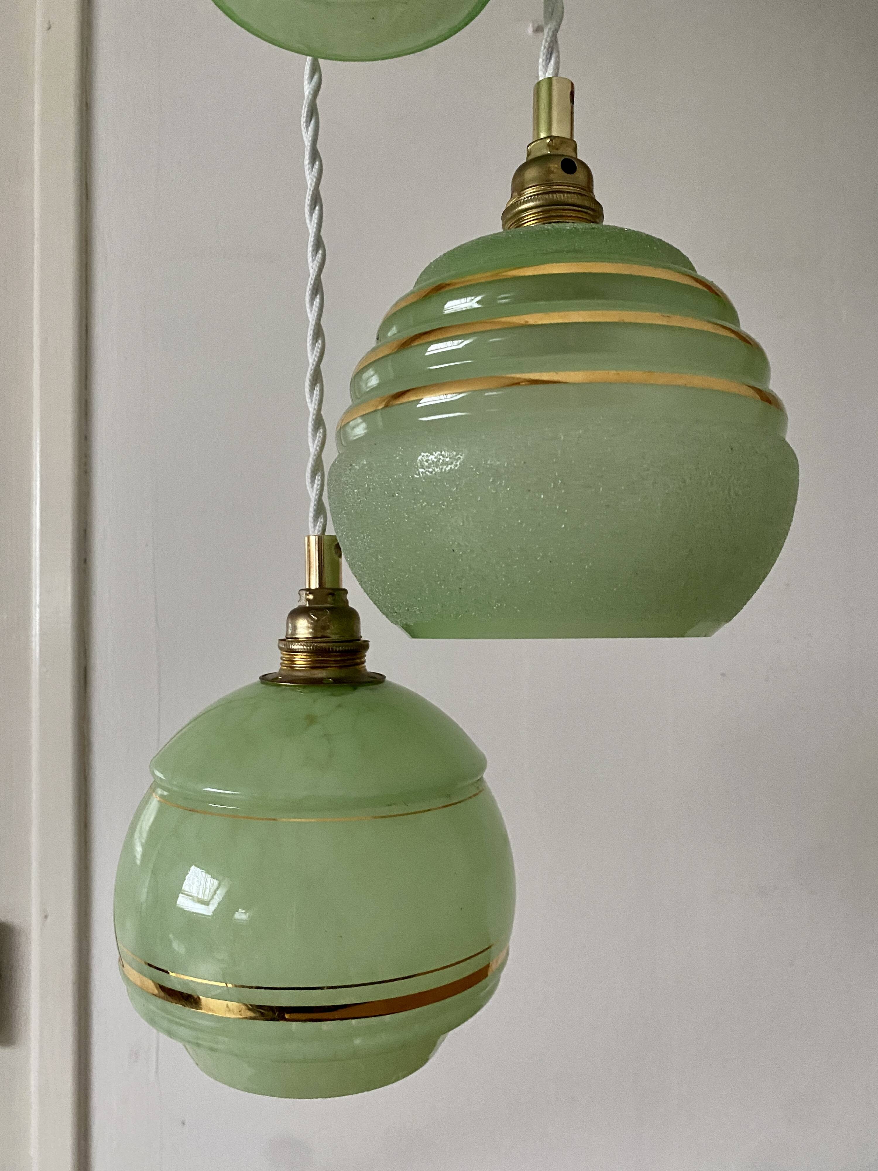 Suspension triple globes vintage art déco en verre vert et doré