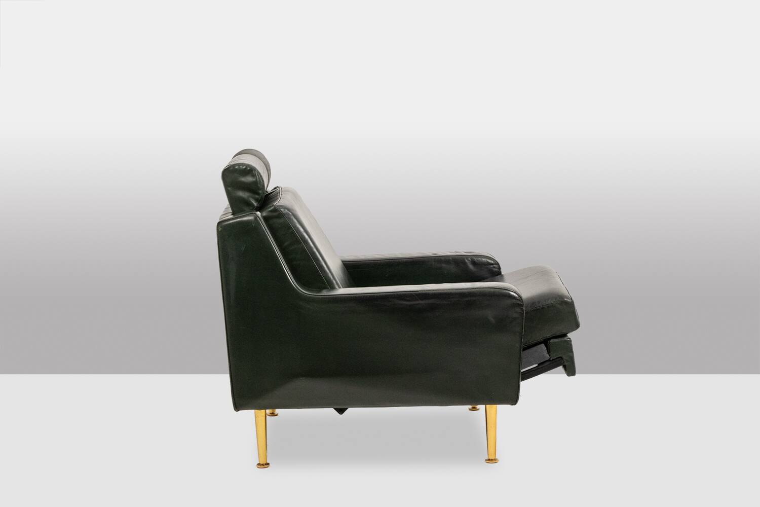 Airborne. Paire de fauteuils en cuir vert. Années 1950.
