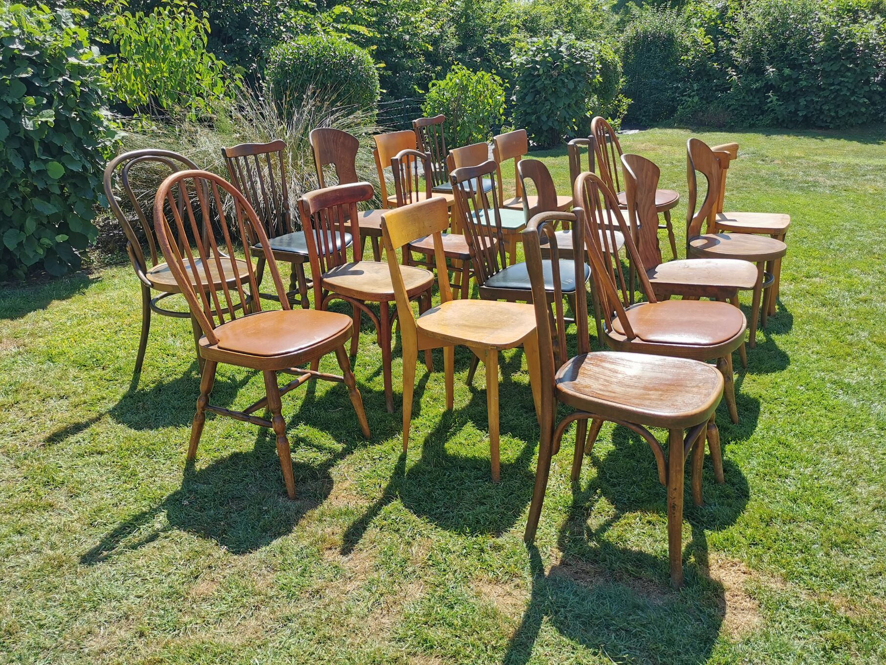 Lot de 20 chaises bistrot dépareillées