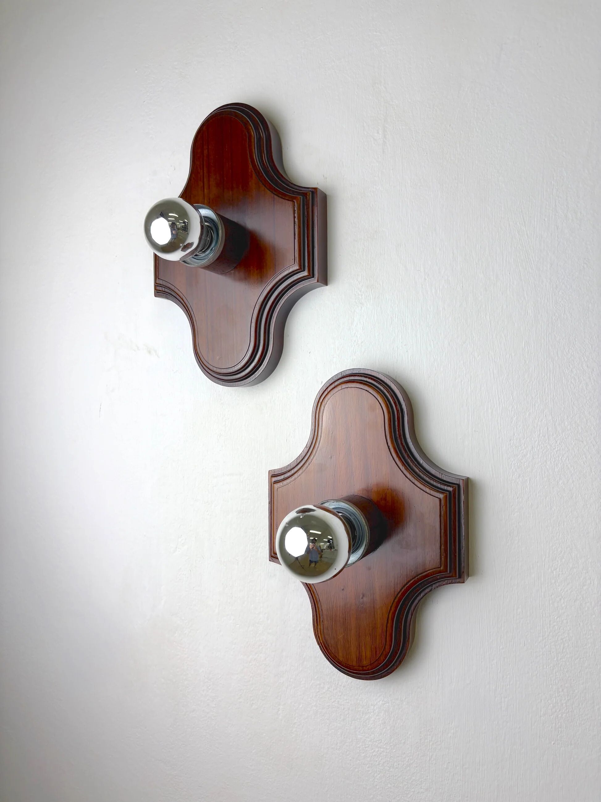 Paire de appliques murales géométriques Art Déco, en bois brun sculpté, France, années 1960.