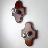 Paire de appliques murales géométriques Art Déco, en bois brun sculpté, France, années 1960.