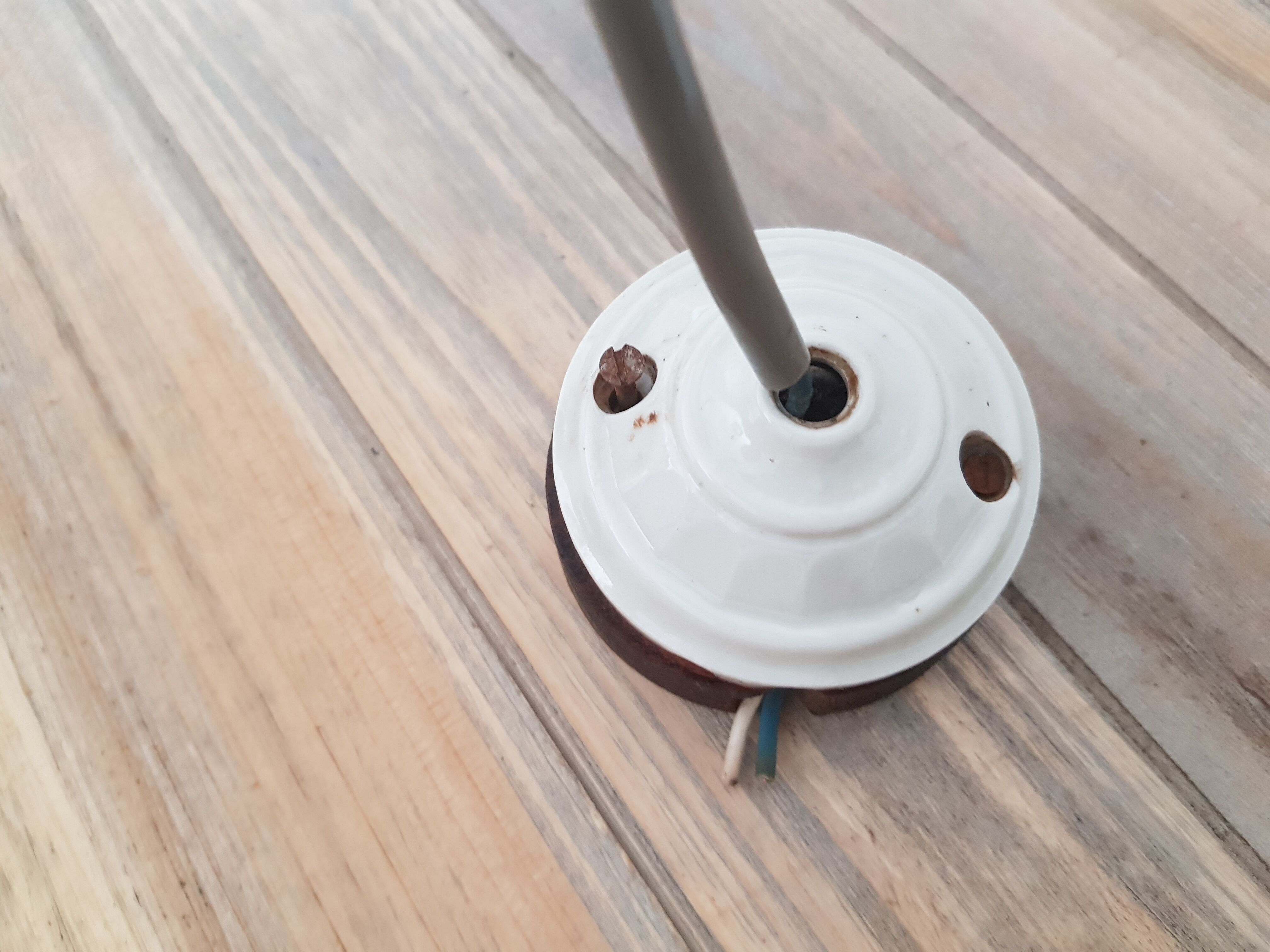 Abat jour en opaline blanche + support plafonnier en porcelaine