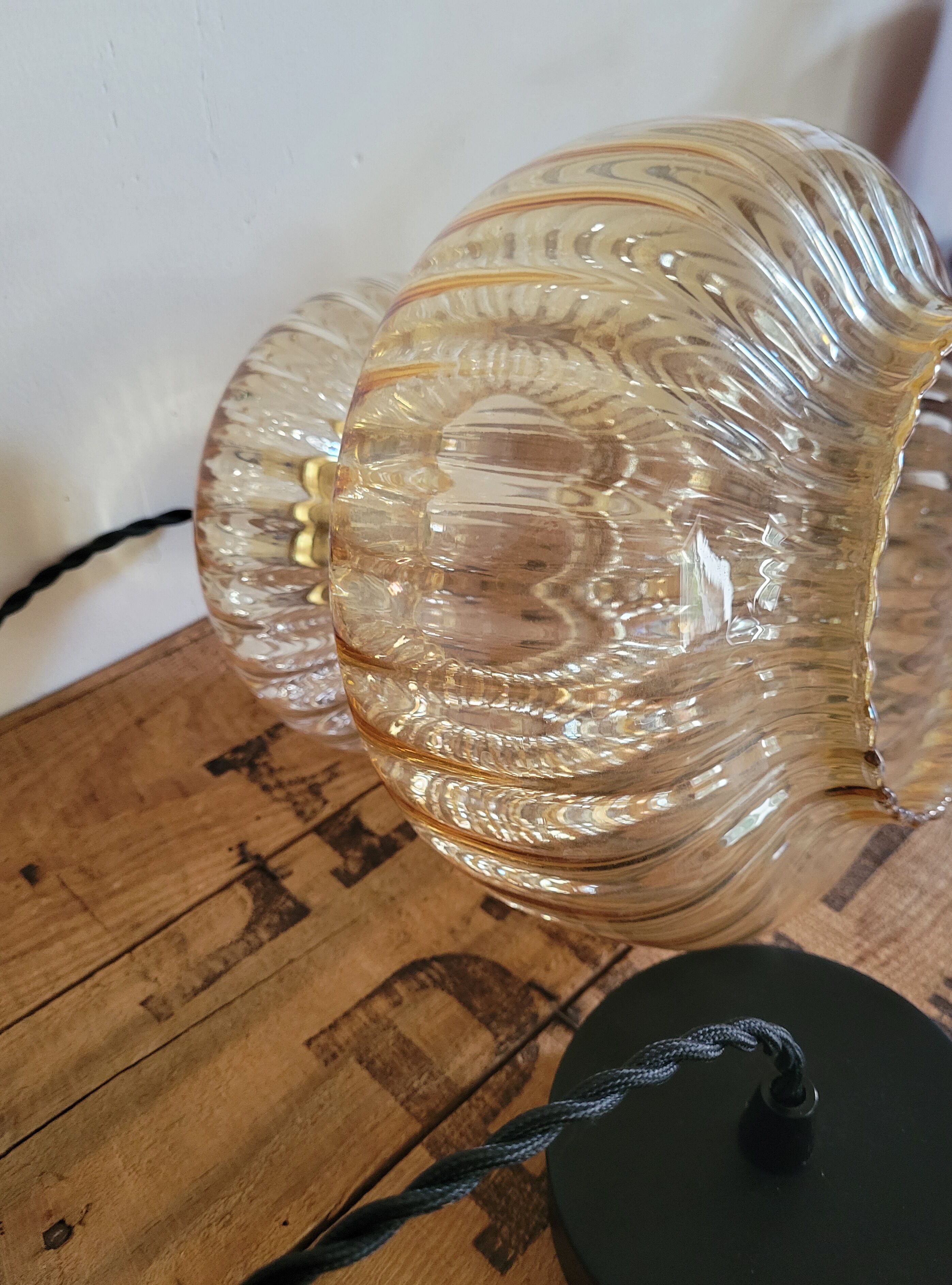 Striated glass suspension