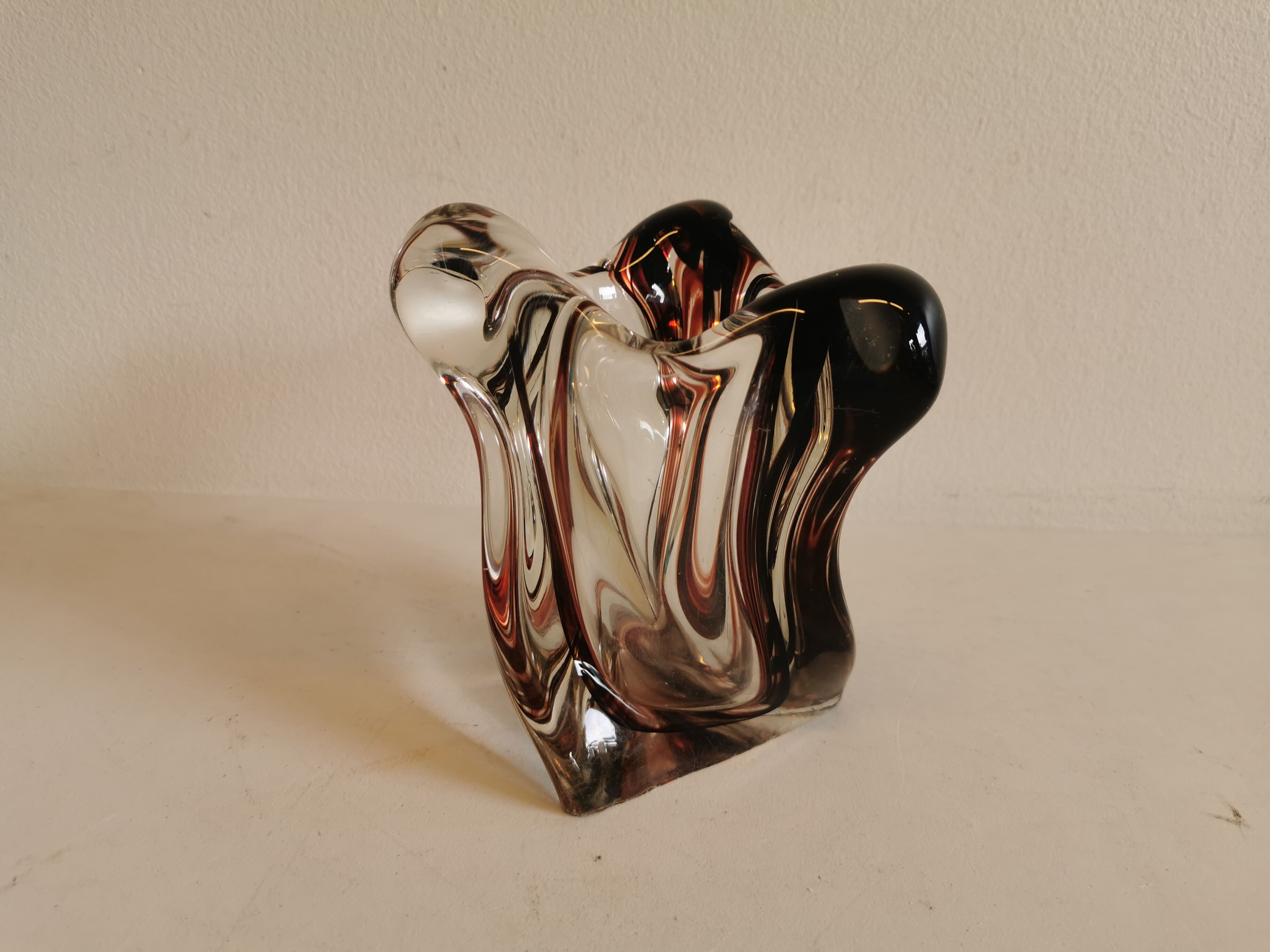 Vase en verre multicouche en transparent avec des couleurs violettes incrustées.