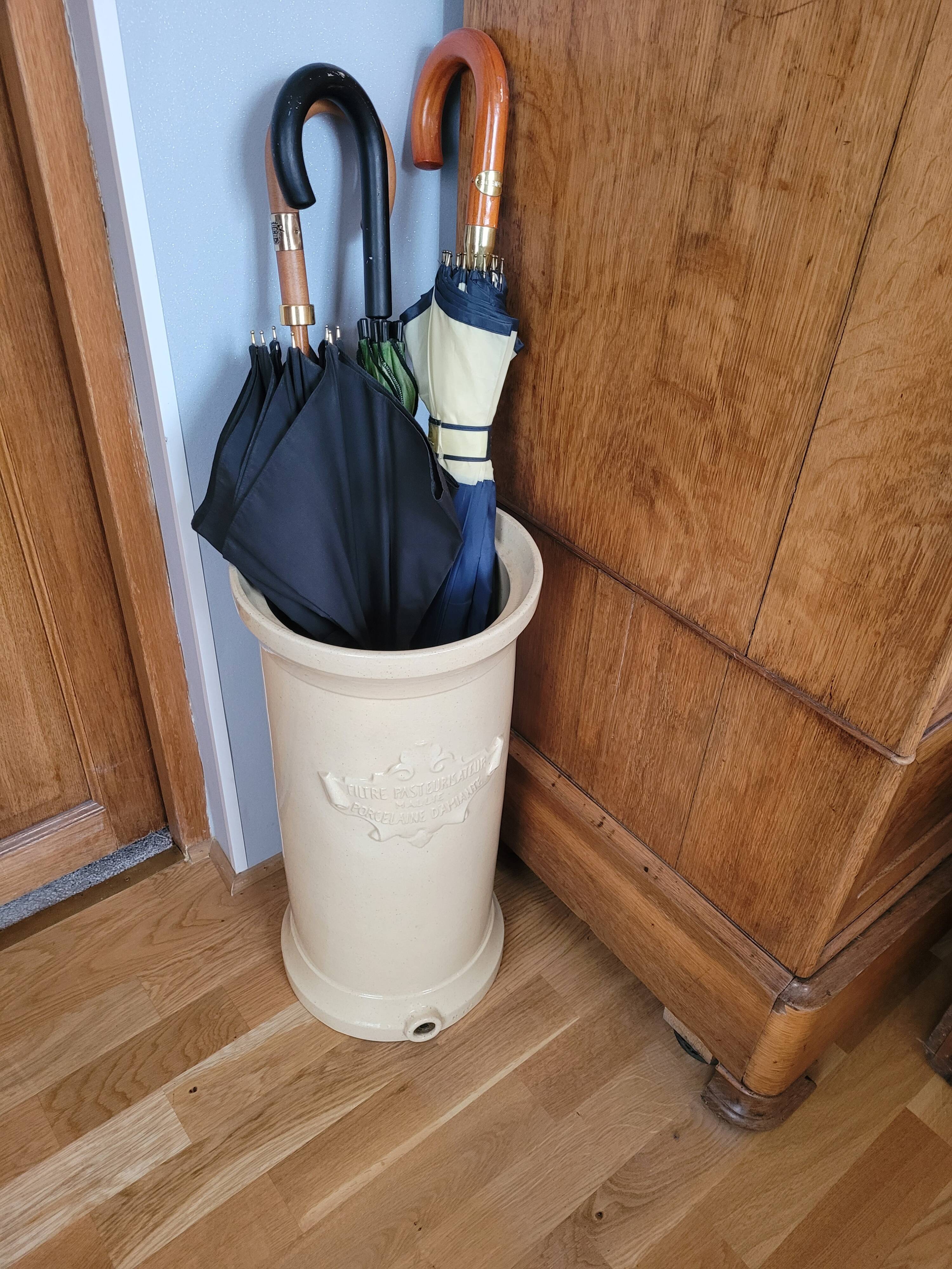 Umbrella door in glazed and vintage porcelain.