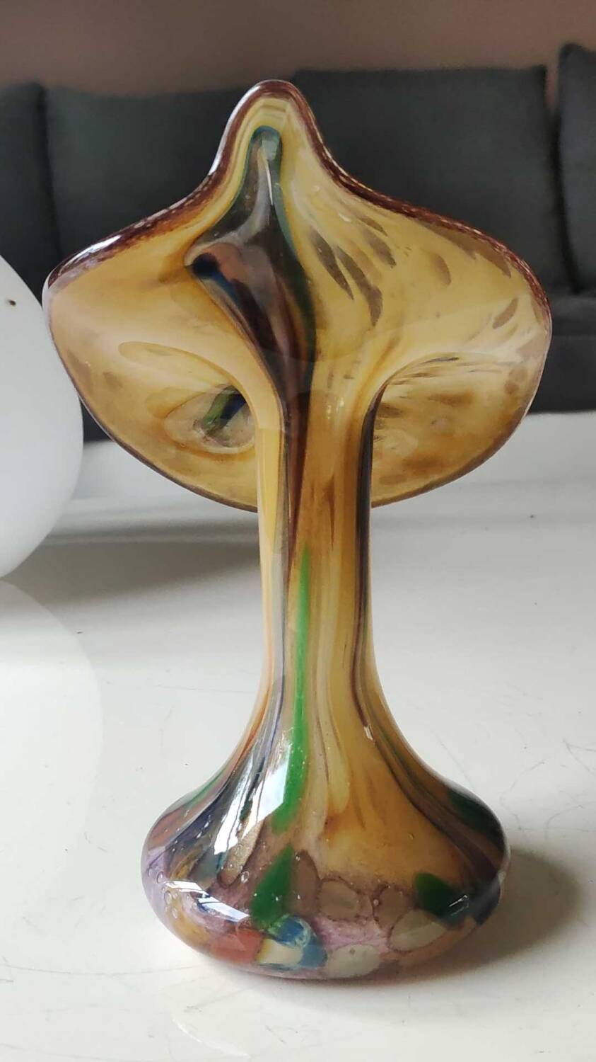 Murano glass soliflore vase Volubilis. Floral shape/Corolla. Polychrome speckles. Gold glitter inclusions. Height 21 cm