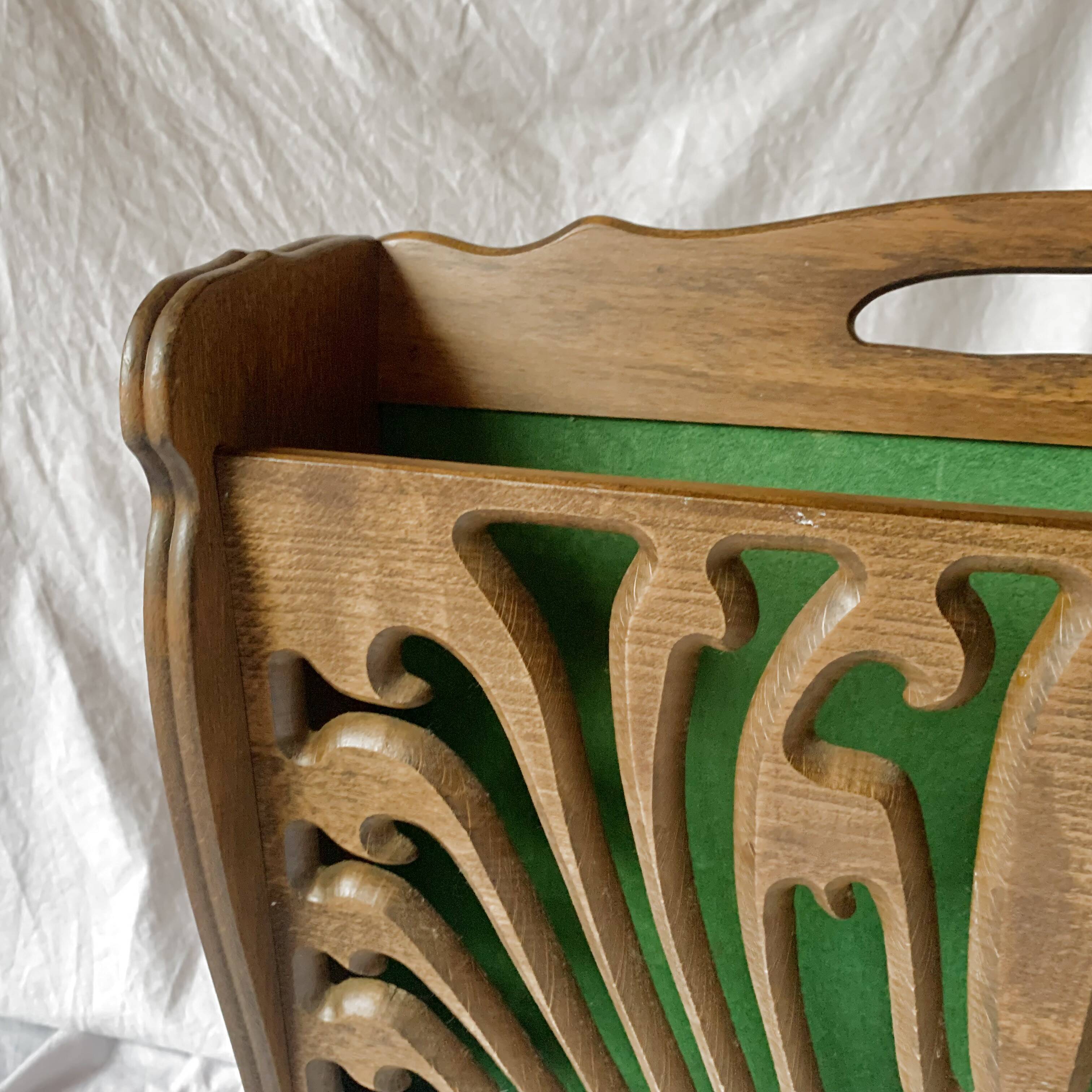 Porte-revue vintage en bois sculpté