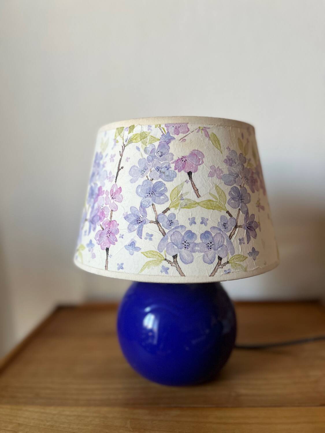 Lampe à poser vintage bleu marine et abat-jour à fleurs