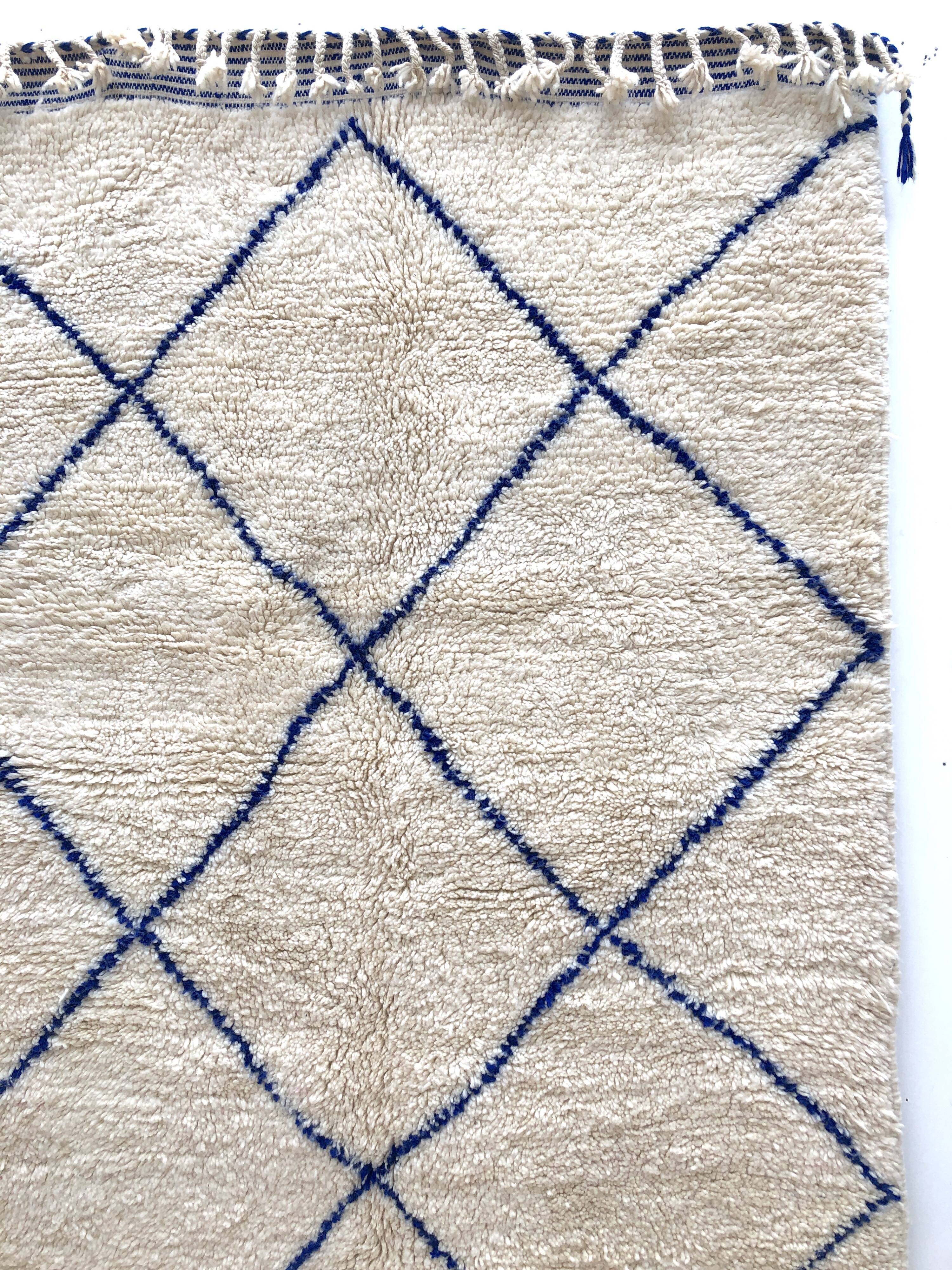 Moroccan Berber carpet Beni Ouarain ecru with majorelle blue diamonds 2.54x1.54m