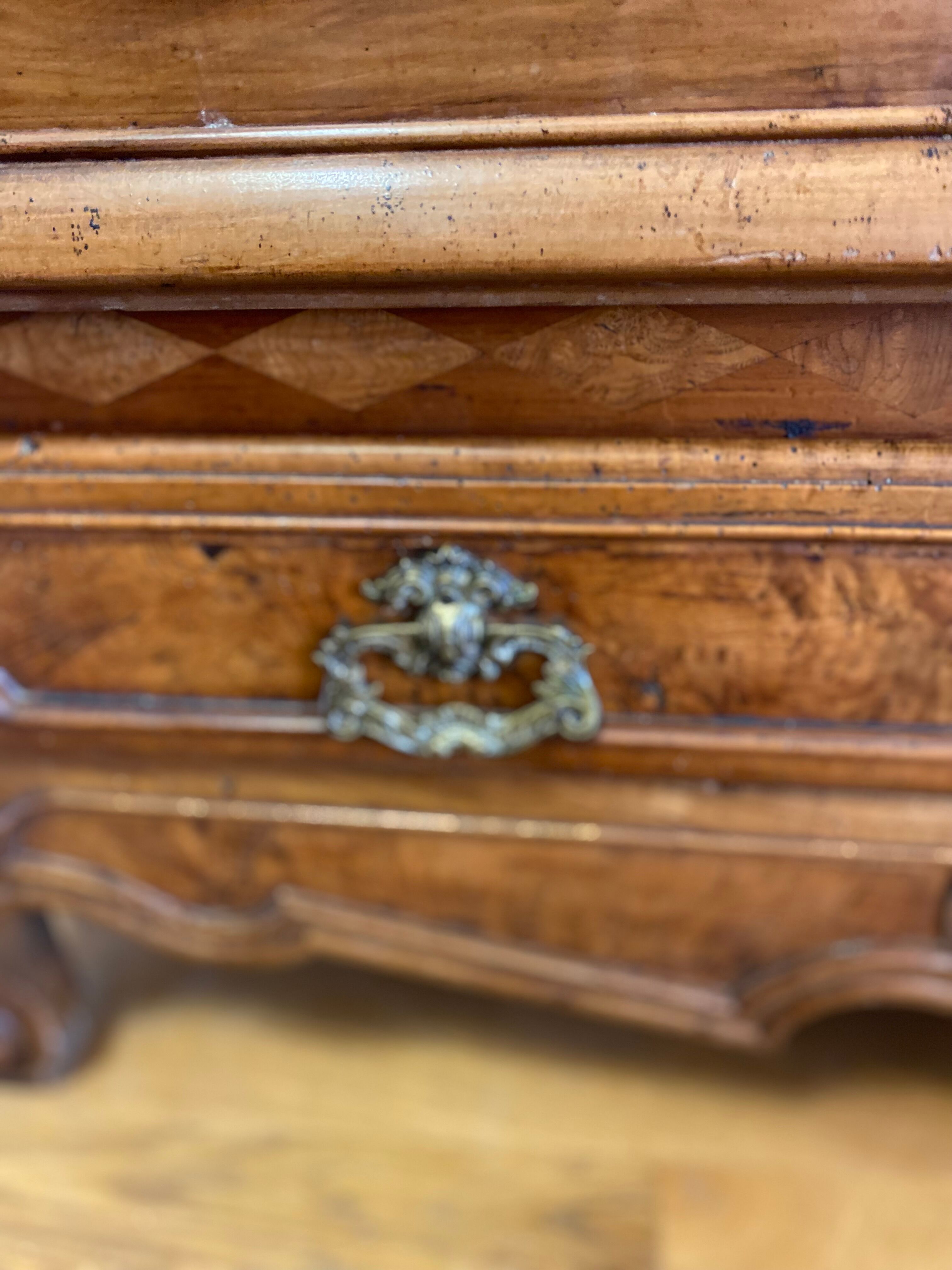 Wedding wardrobe of the Bressan country in walnut and walnut magnifying glass dated 1850