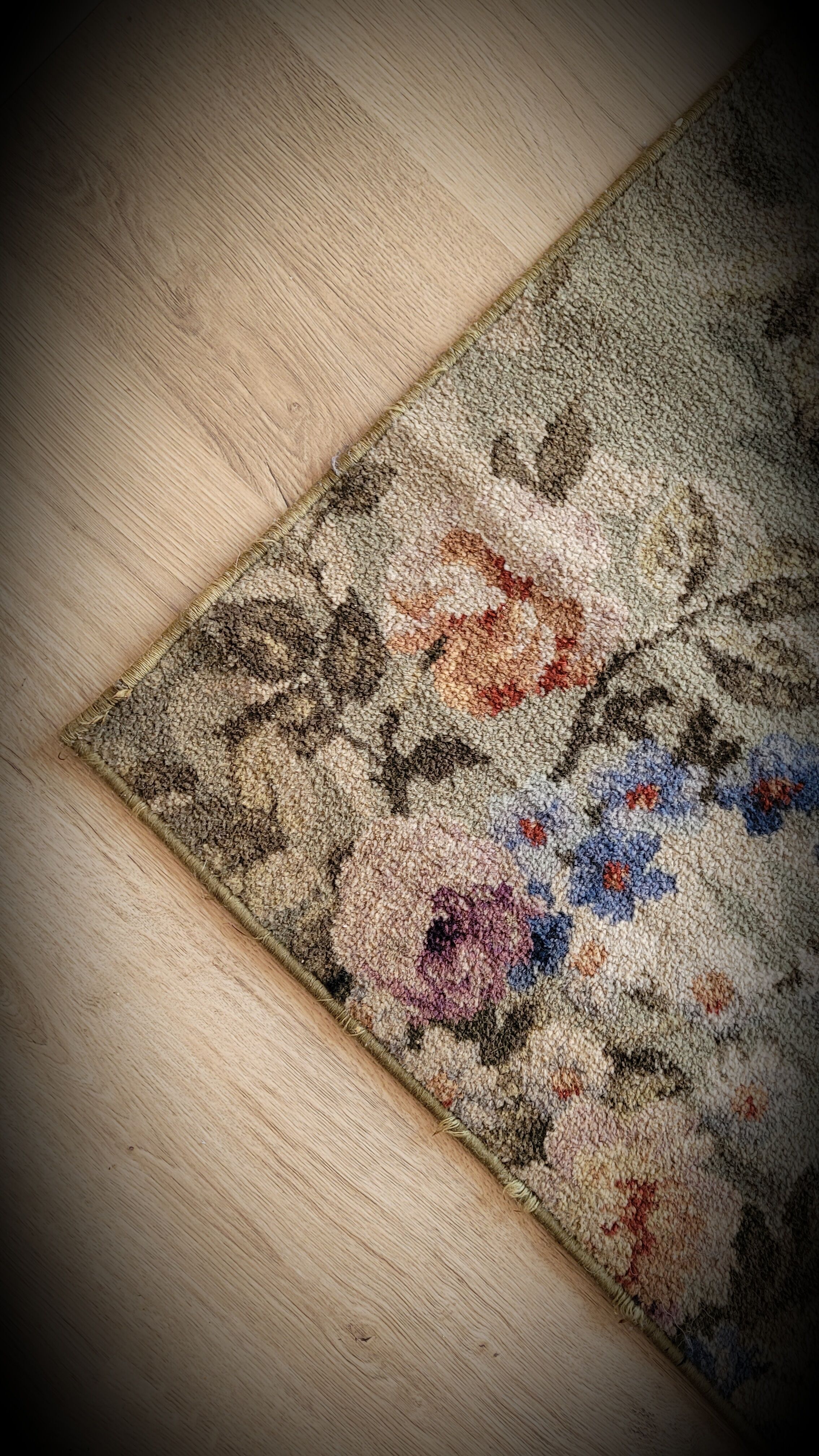 English carpet Axminster 69x118cm