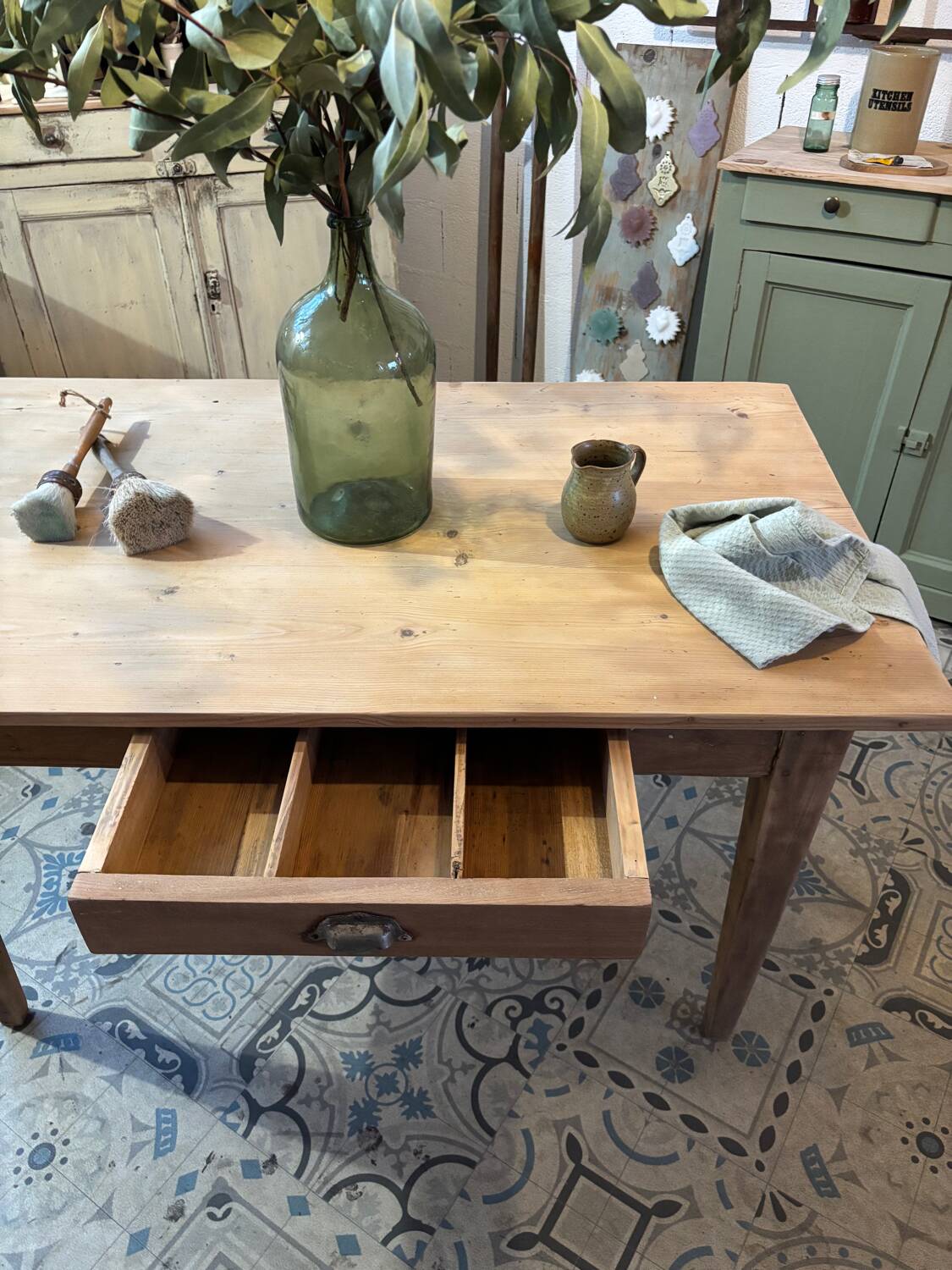 Farm table with 2 drawers