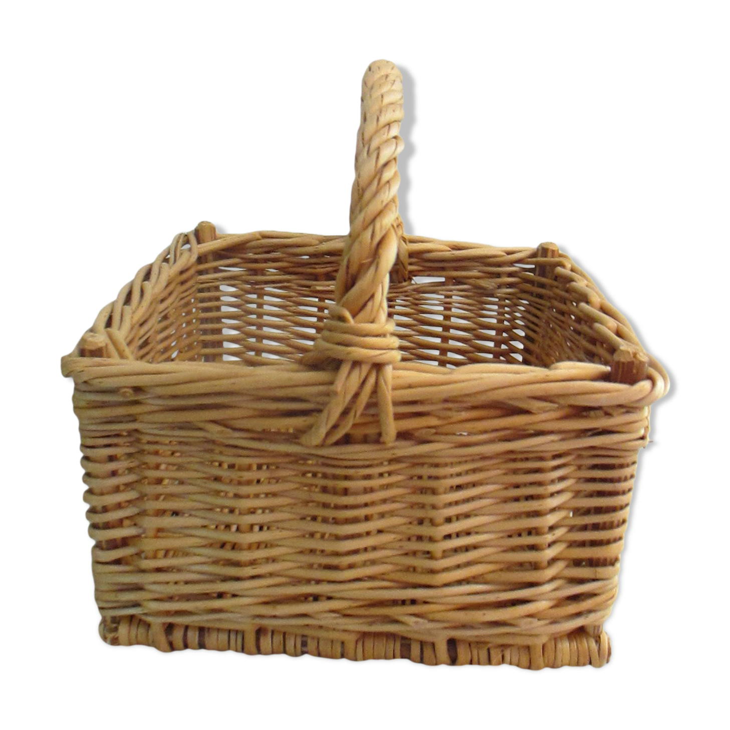 Square-shaped wicker-shaped basket with handles