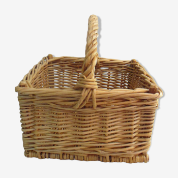 Square-shaped wicker-shaped basket with handles