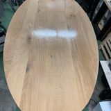 Table ovale en chêne massif bords affinés avec pied central en métal noir