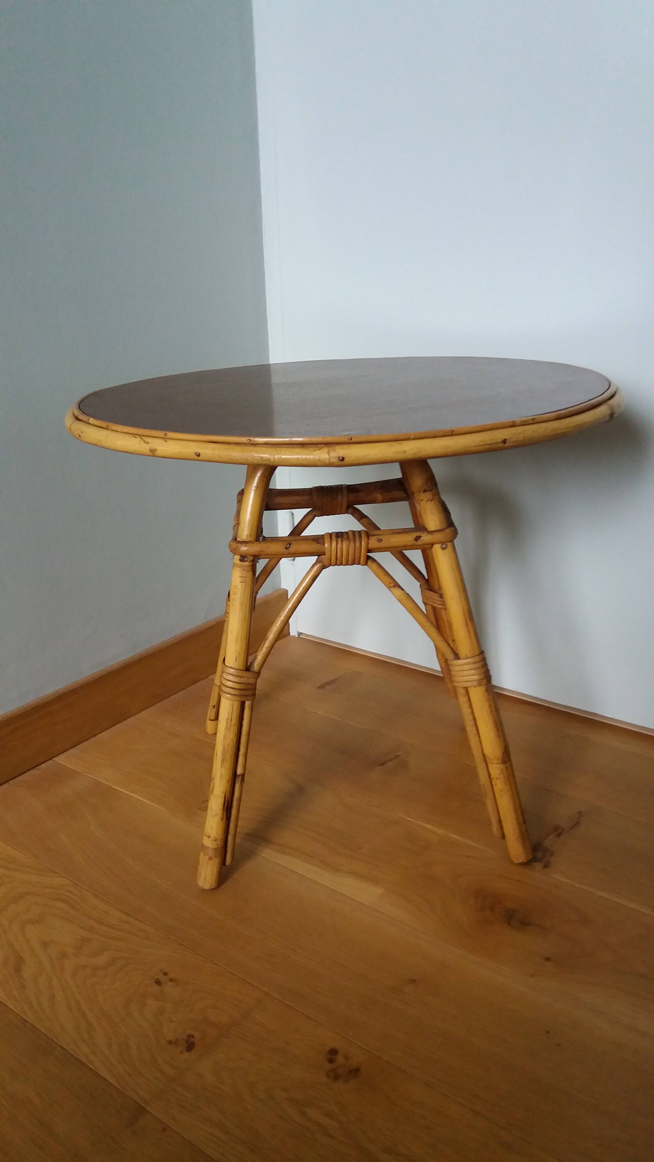 Round coffee table in wicker and bamboo