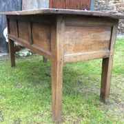 Table de ferme à panneaux à pieds fuseaux en chêne. ( dite table de laiterie )