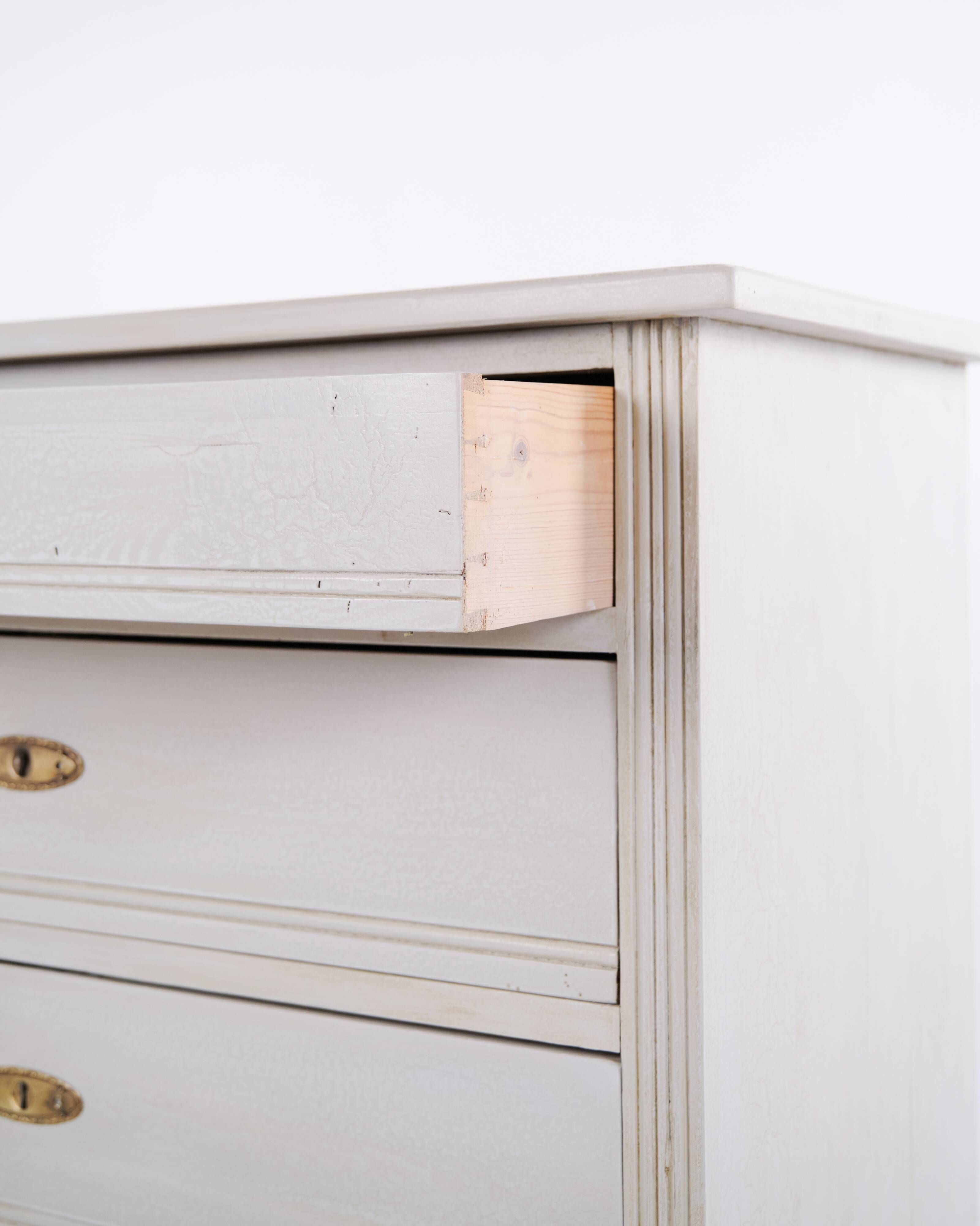 Commode antique avec 4 tiroirs – peinte en gris – vers 1890
