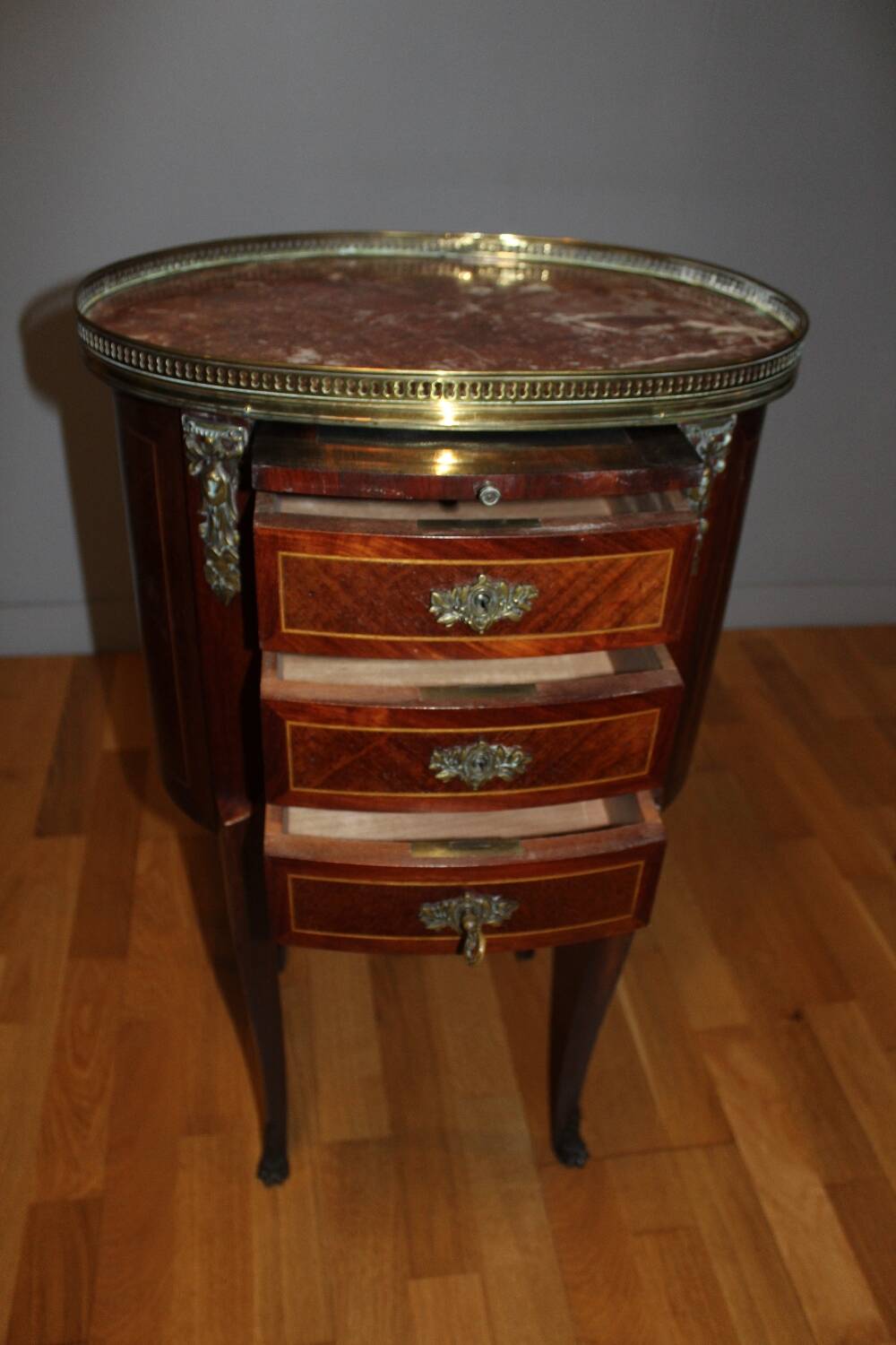 Guéridon tambour ancien style Louis XV en marqueterie, marbre et laiton